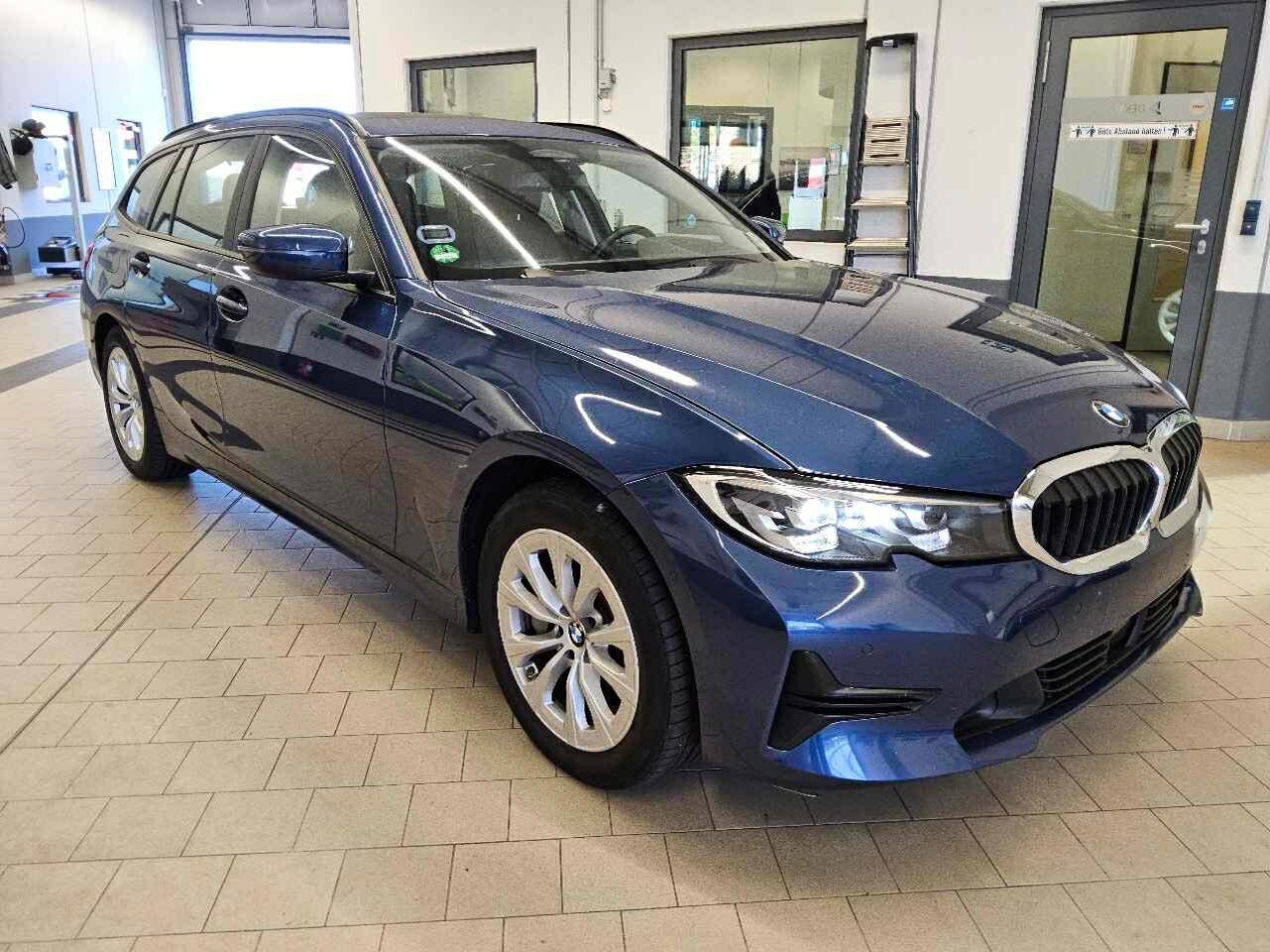 BMW 3 Series Touring 330e Advantage