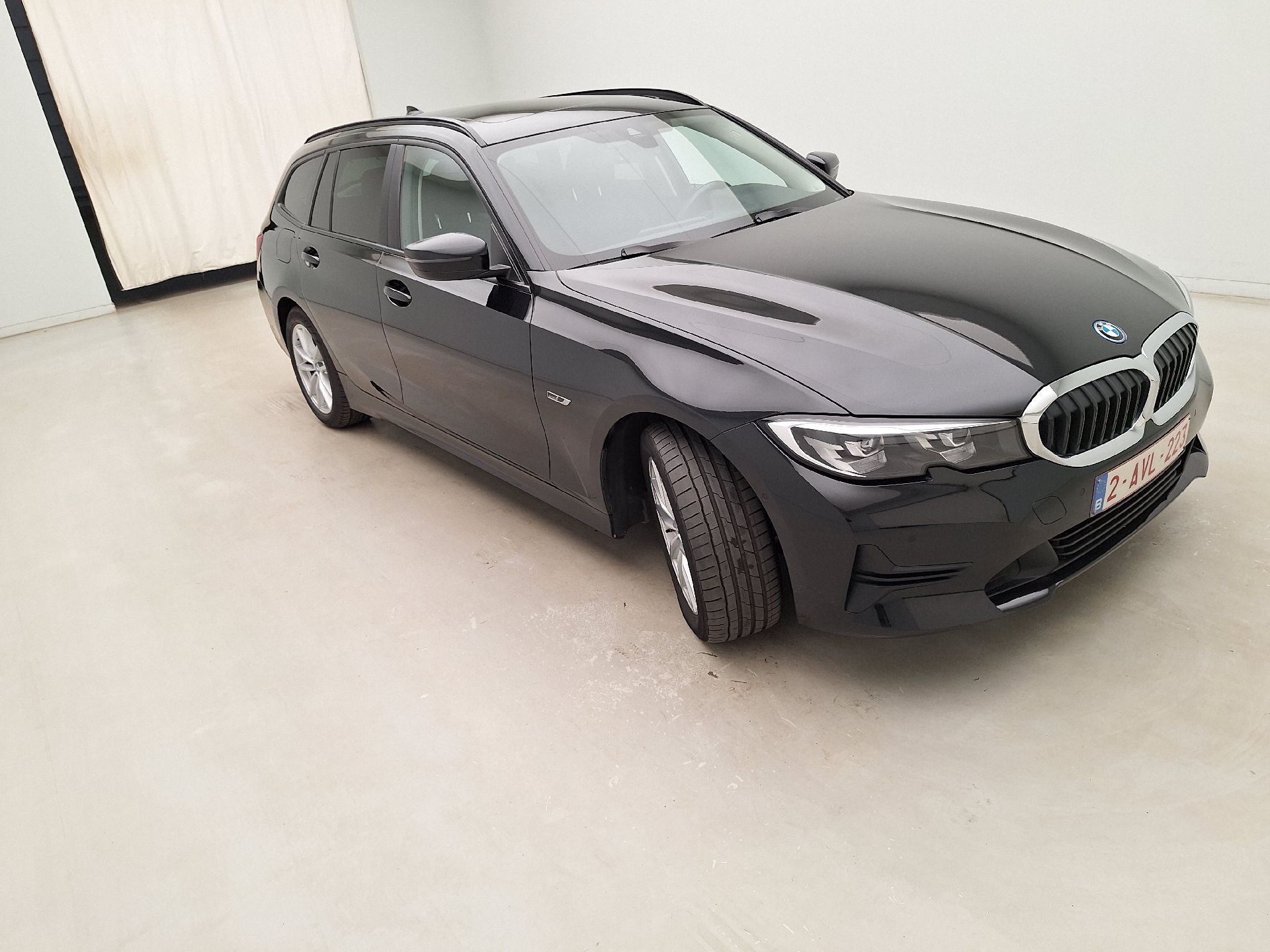 BMW 3 Series Touring 320e Business Design