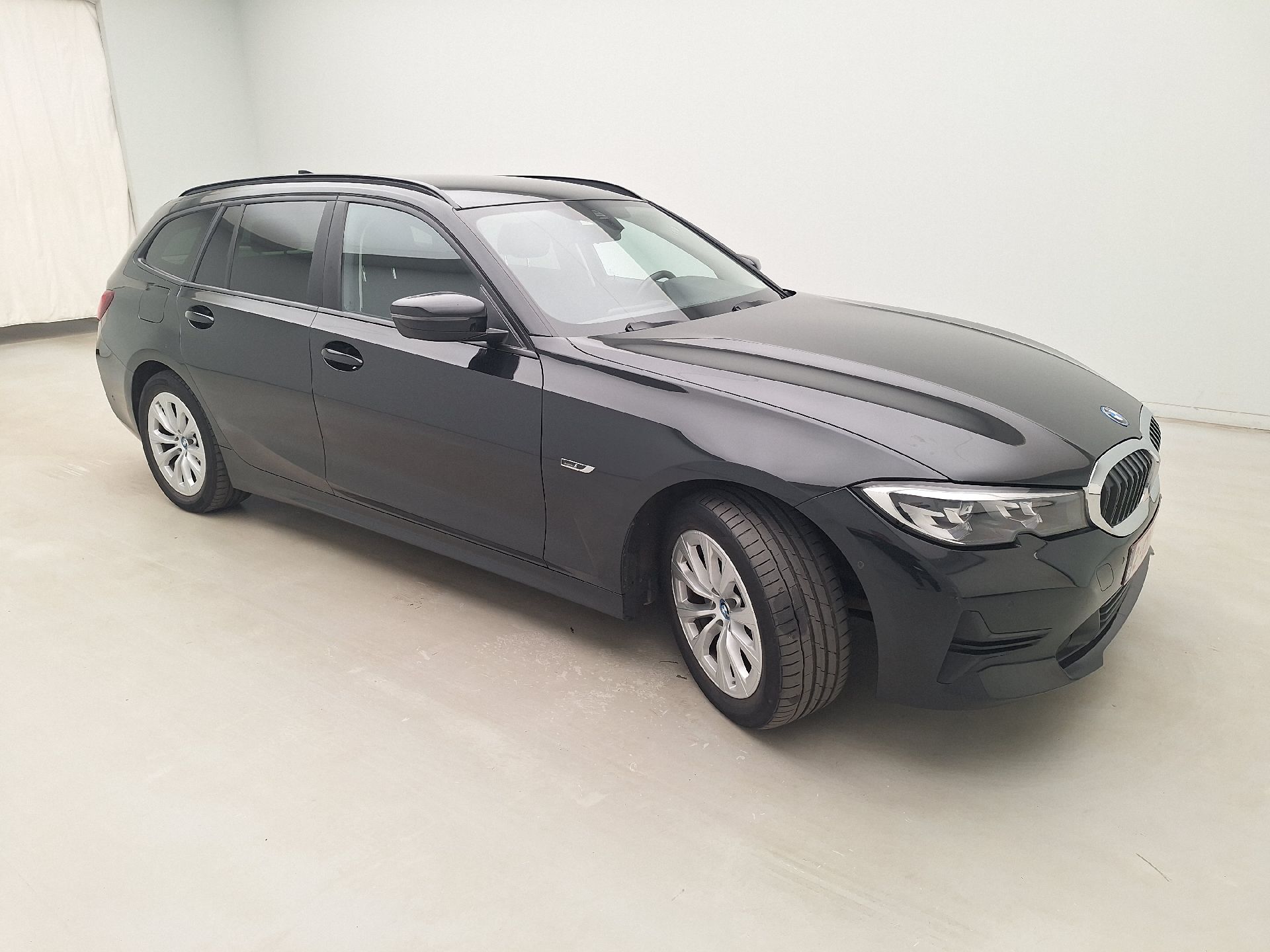 BMW 3 Series Touring 320e Business Design