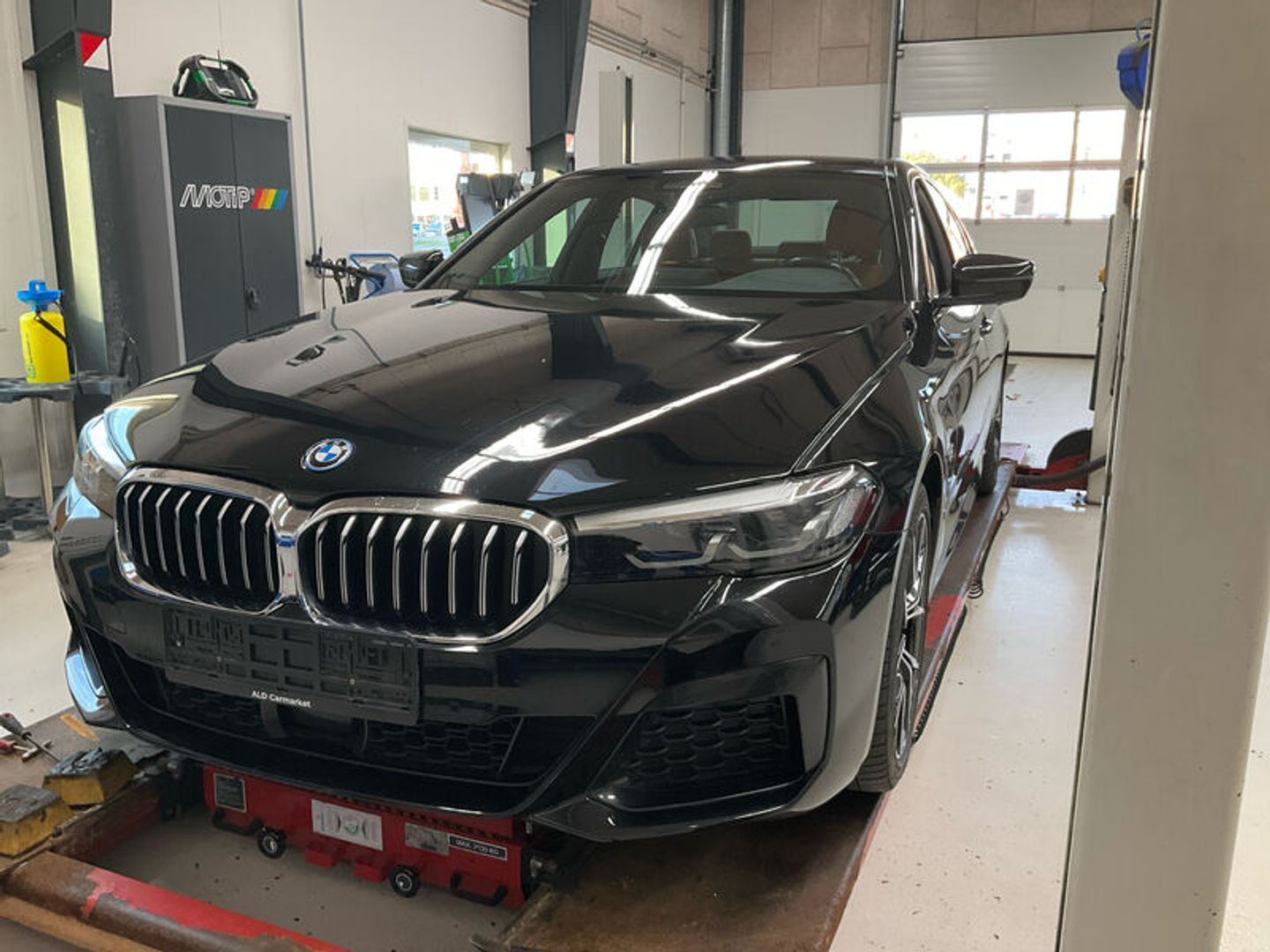 BMW 5-Series 530e Sedan M-SPORT UA!' Sedan