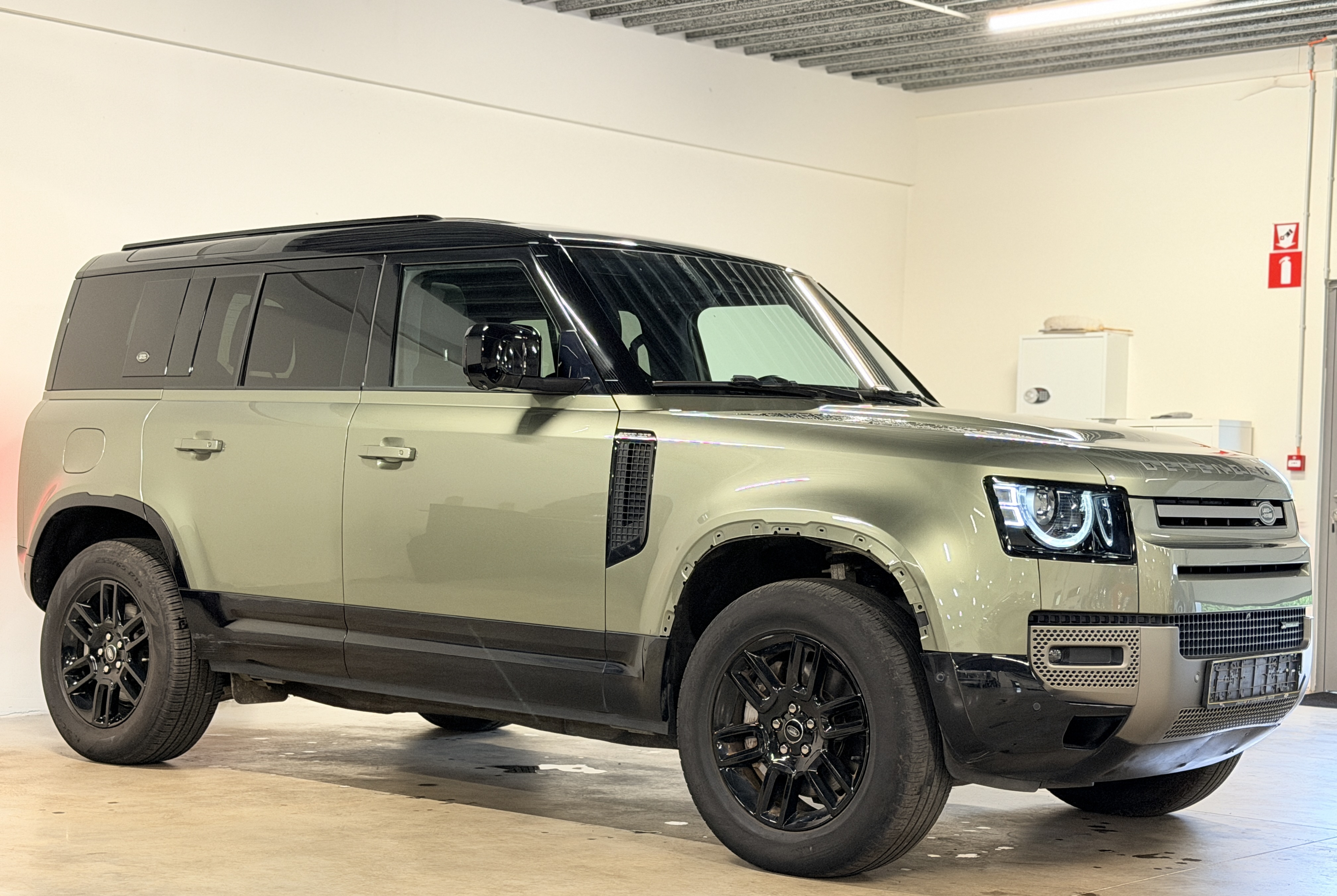 Land Rover Defender 110 D300 X-Dynamic S