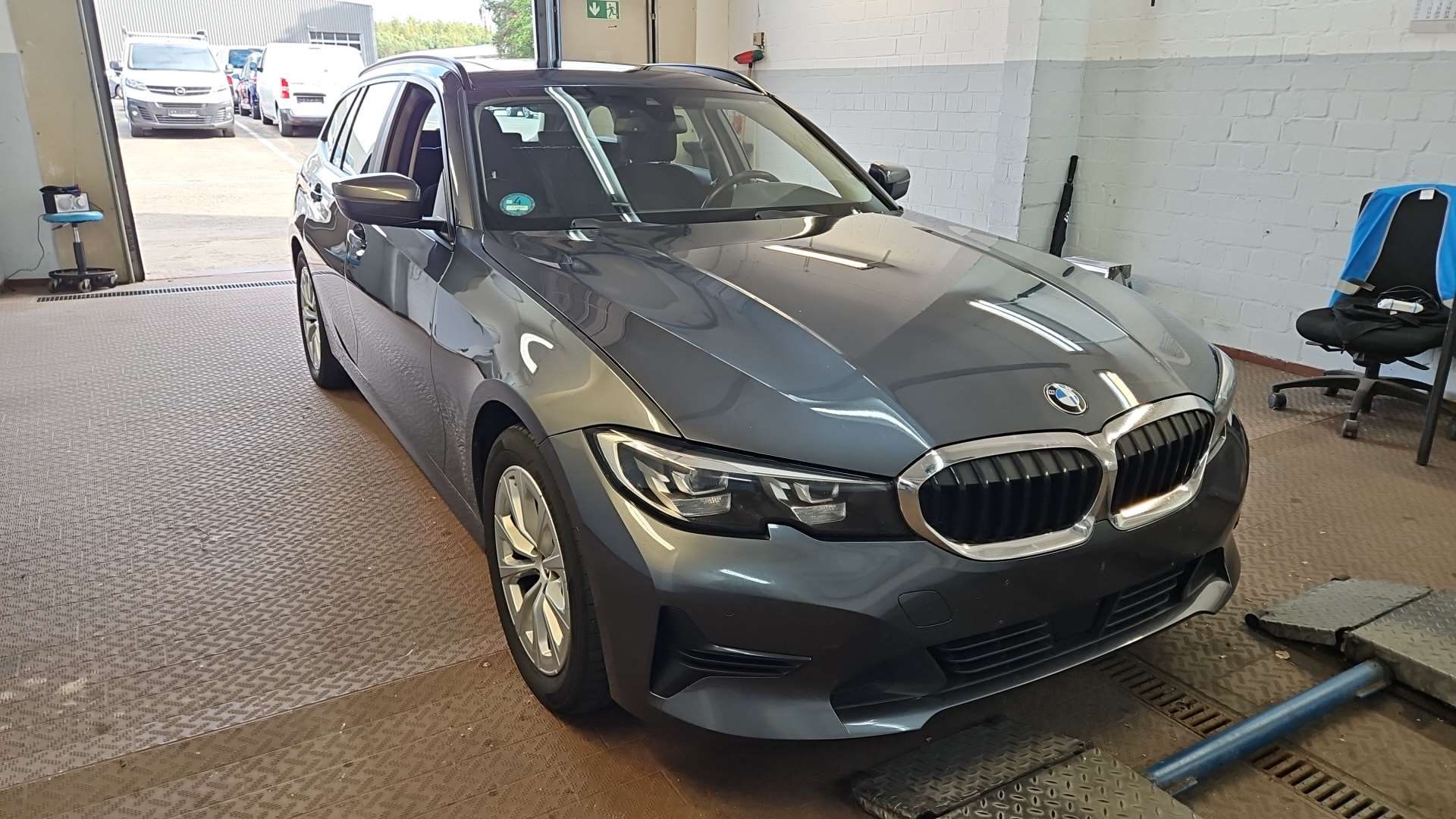 BMW 3 Series Touring 320e Advantage