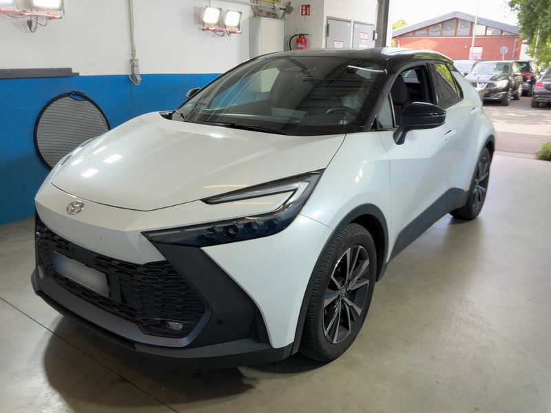 Toyota C-HR 2.0 Hybrid Black&White