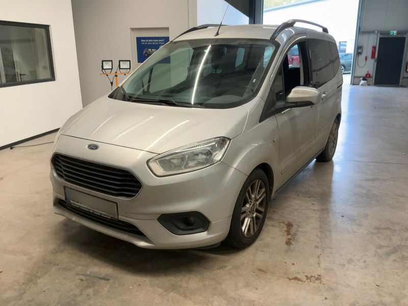 Ford Tourneo Courier 1.0 EcoBoost Titanium