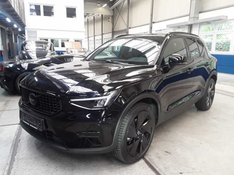 Volvo XC40 2.0 B3 Mild-Hybrid Plus Black Edition 2WD