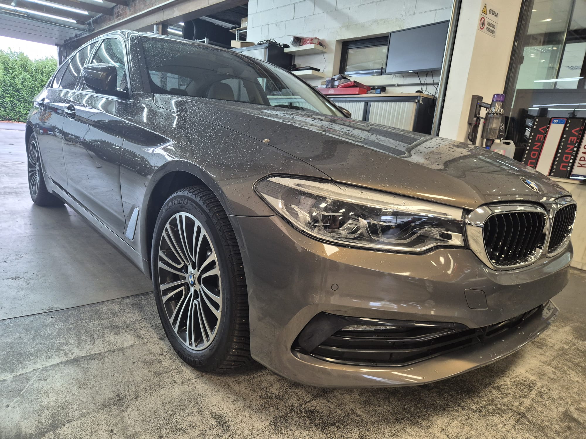 BMW 5 Series 530e Sport Line - Hybrid - Automatic - 184 hp - 109.945 km