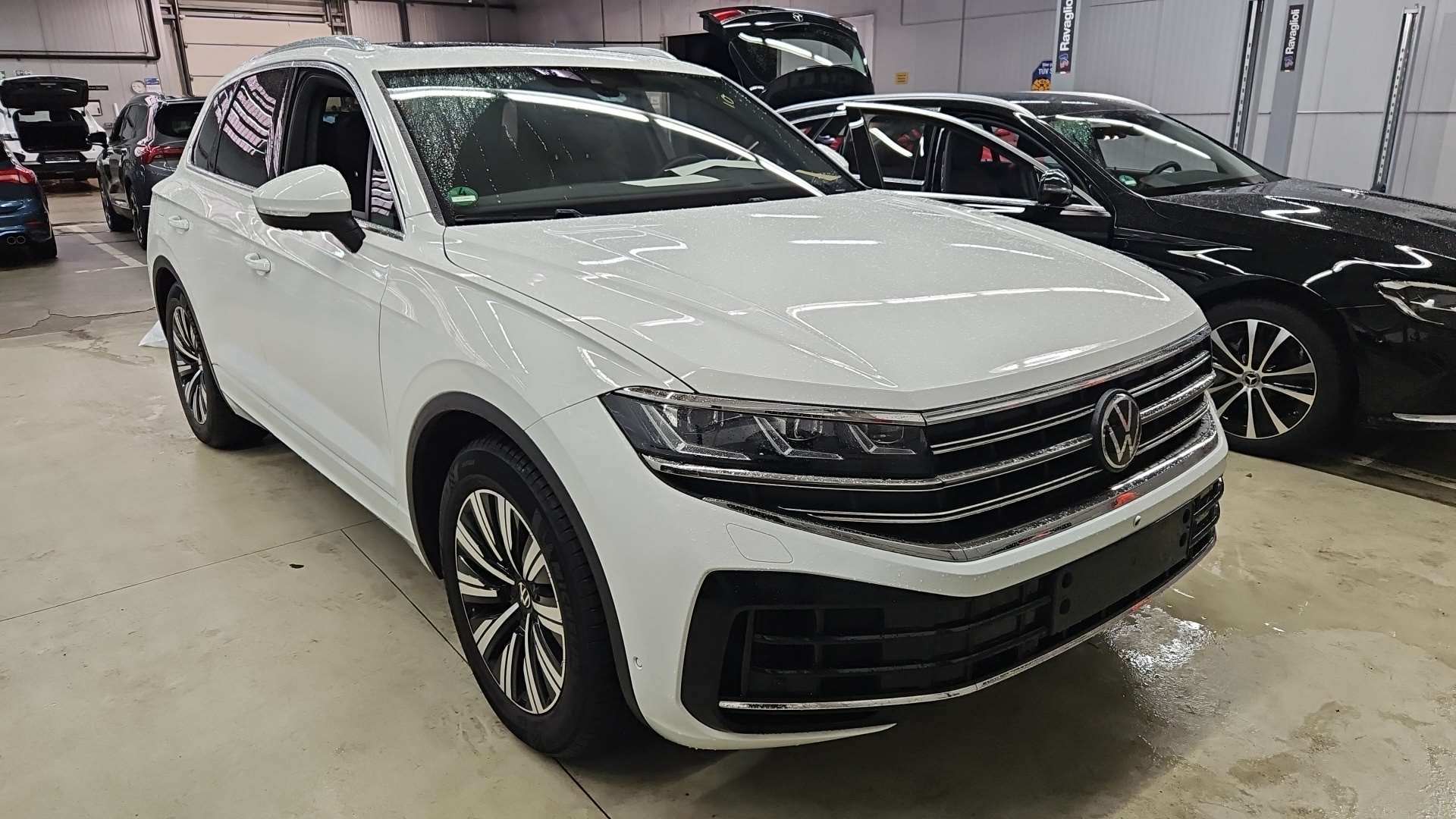 Volkswagen Touareg 3.0 Elegance - Hybrid - Automatic - 340 hp - 81.246 km