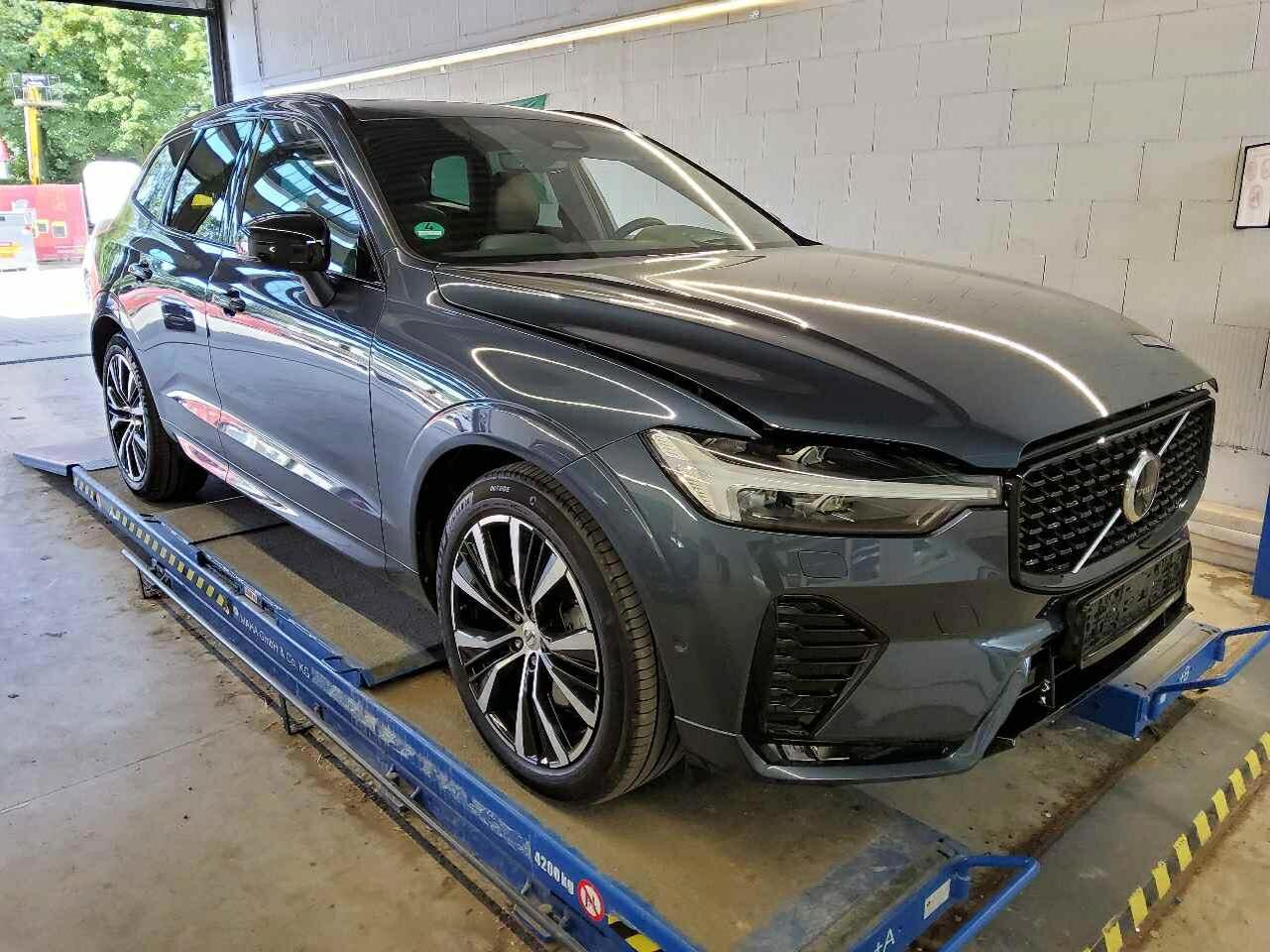 Volvo XC60 B5 Ultra Dark - AWD - Petrol - Automatic - 250 hp - 24.917 km