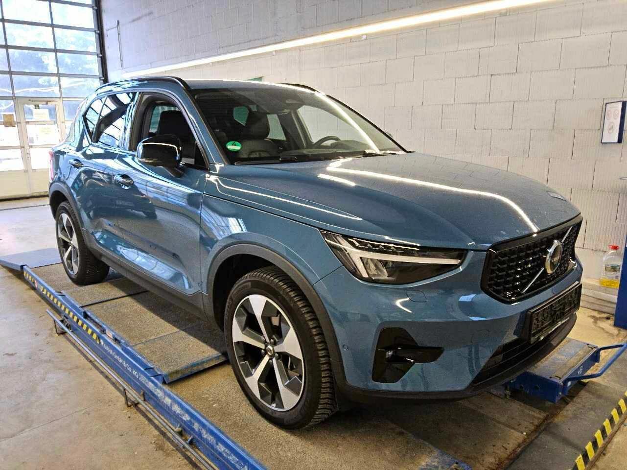 Volvo XC40 B4 Plus Dark - Petrol - Automatic - 197 hp - 28.425 km
