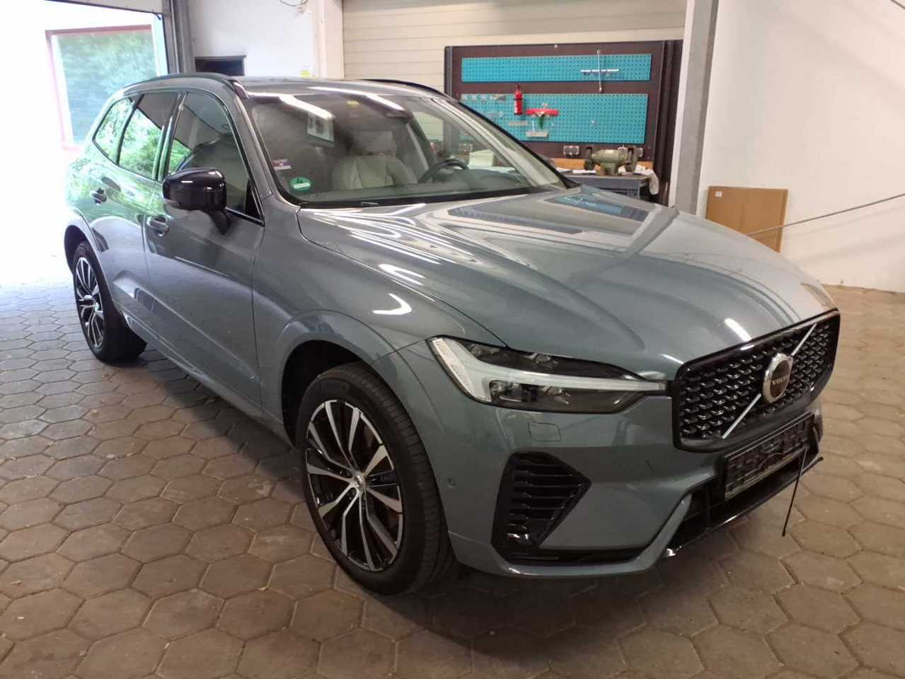Volvo XC60 T6 Plus Dark - Hybrid - Automatic - 253 hp - 73.988 km