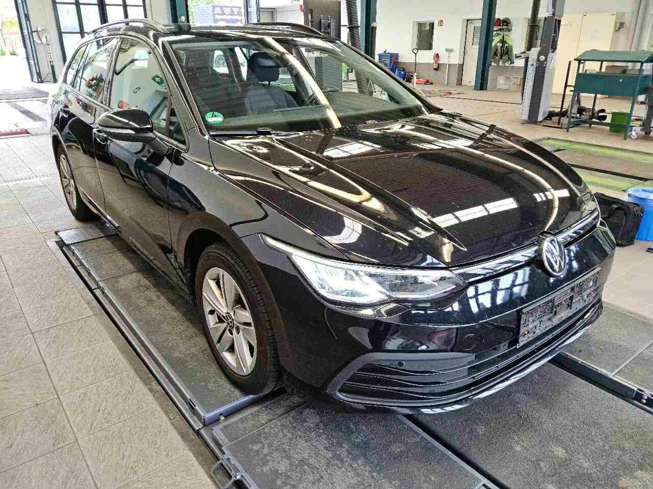 Volkswagen Golf Variant 1.0 TSI Life - Petrol - Manual - 110 hp - 143.940 km