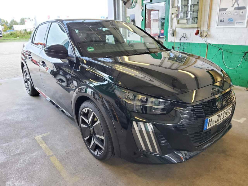 Peugeot 208 1.2 - Petrol - Automatic - 136 hp - 15.674 km