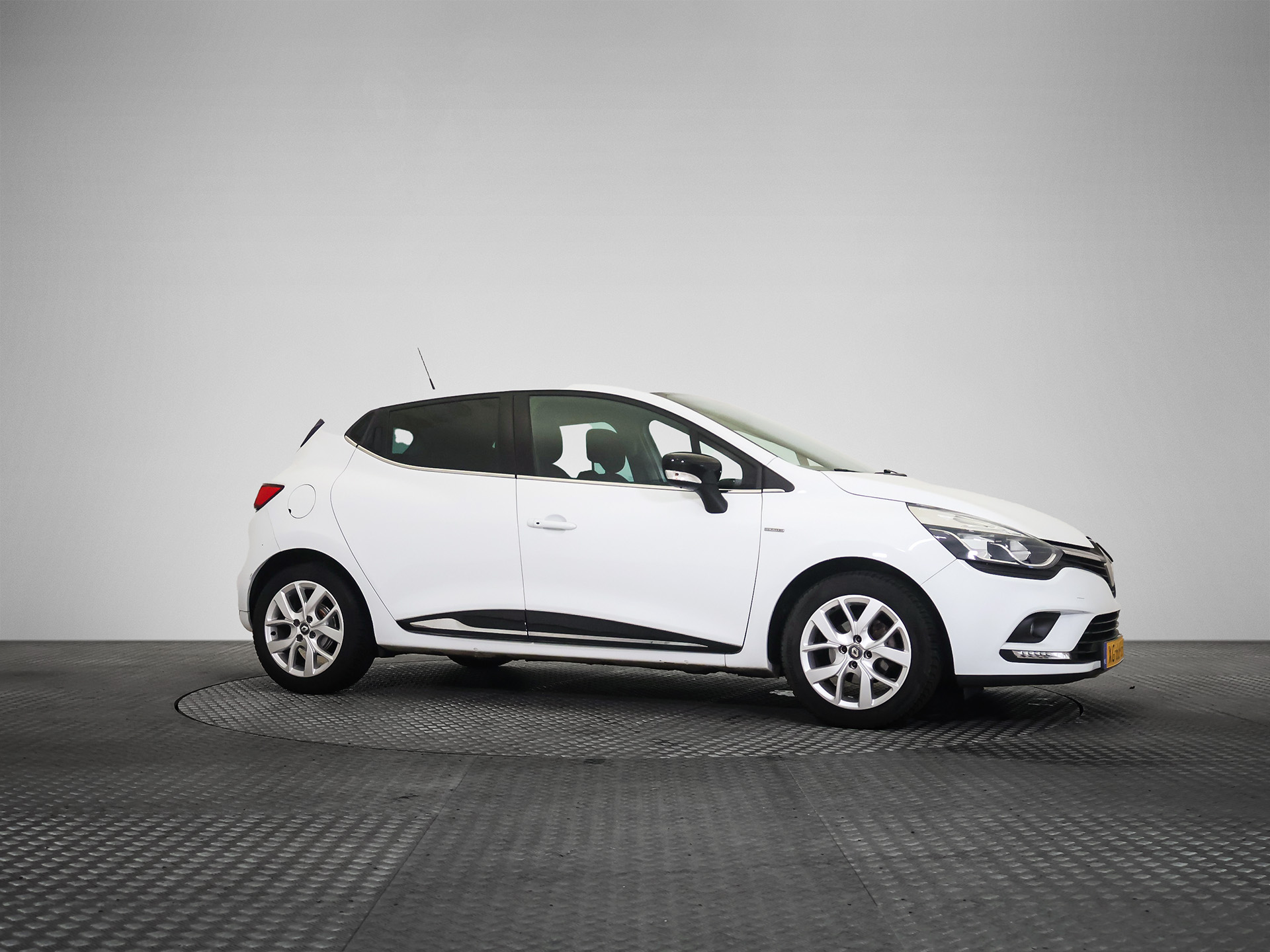 Renault Clio 0.9 TCe Limited - Petrol - Manual - 90 hp - 109.035 km