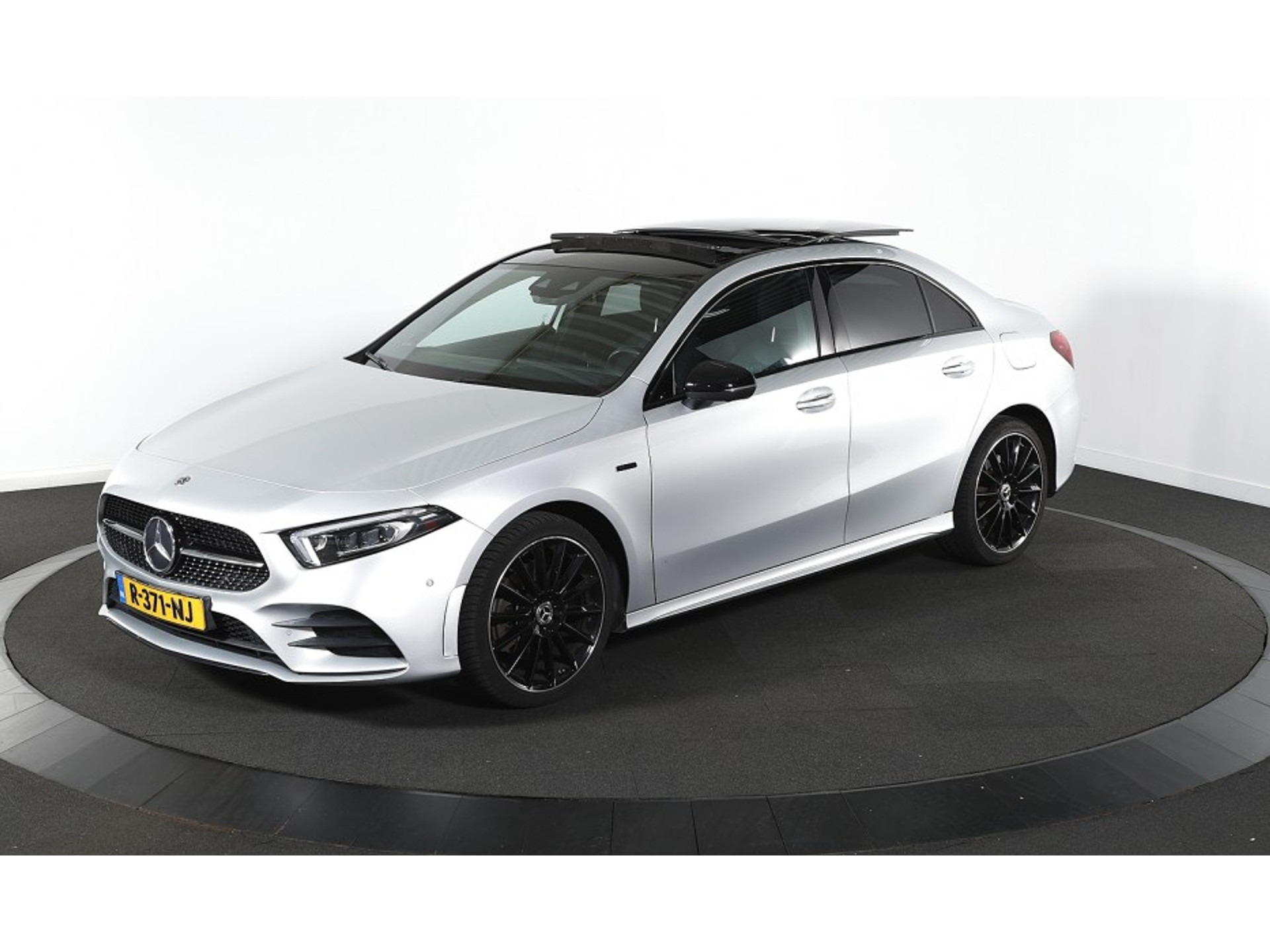 Mercedes-Benz A 250e Premium Plus - Hybrid - Automatic - 160 hp - 108.626 km