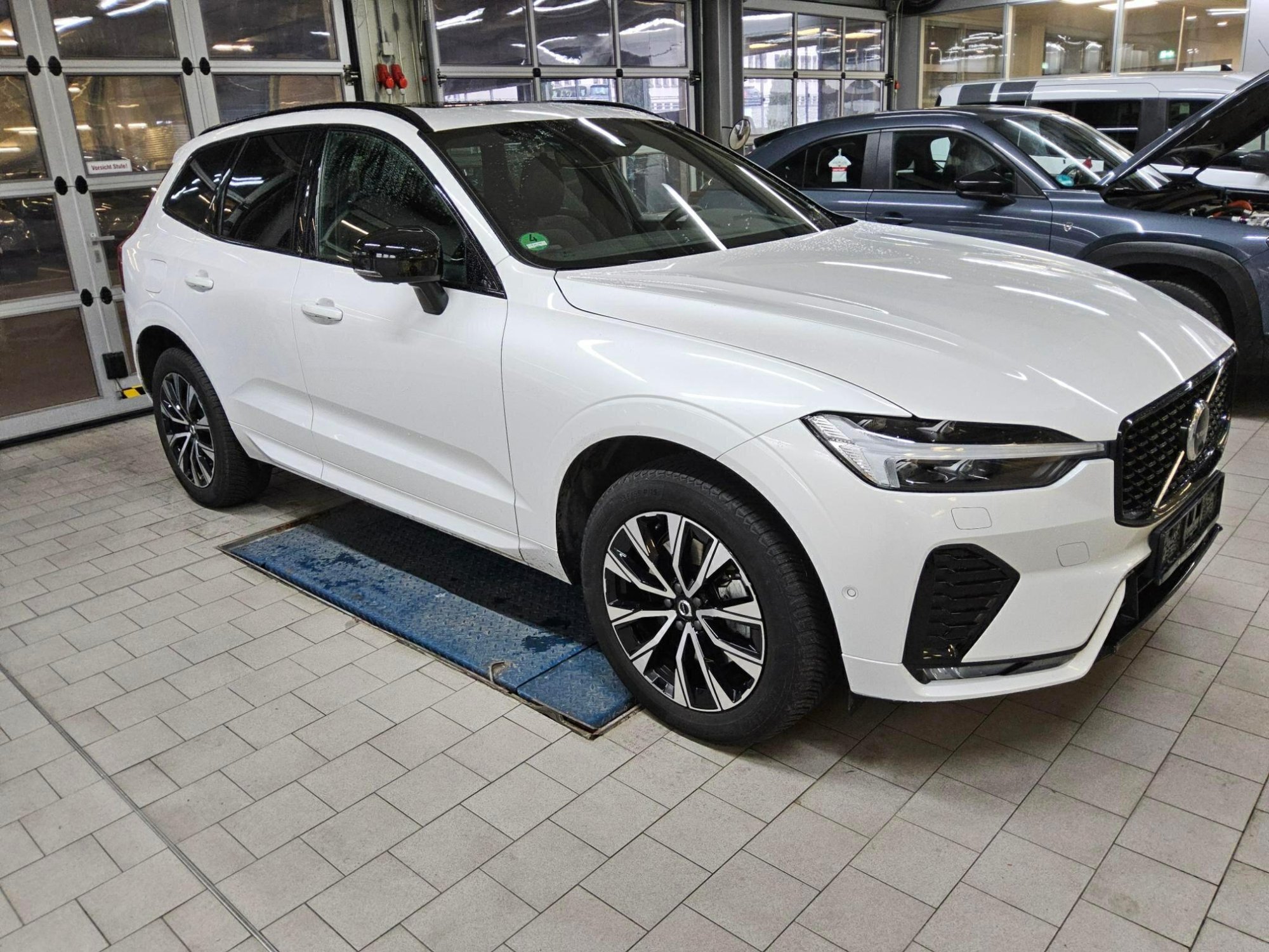 Volvo XC60 B4 Plus Dark - Diesel - Automatic - 197 hp - 31.034 km