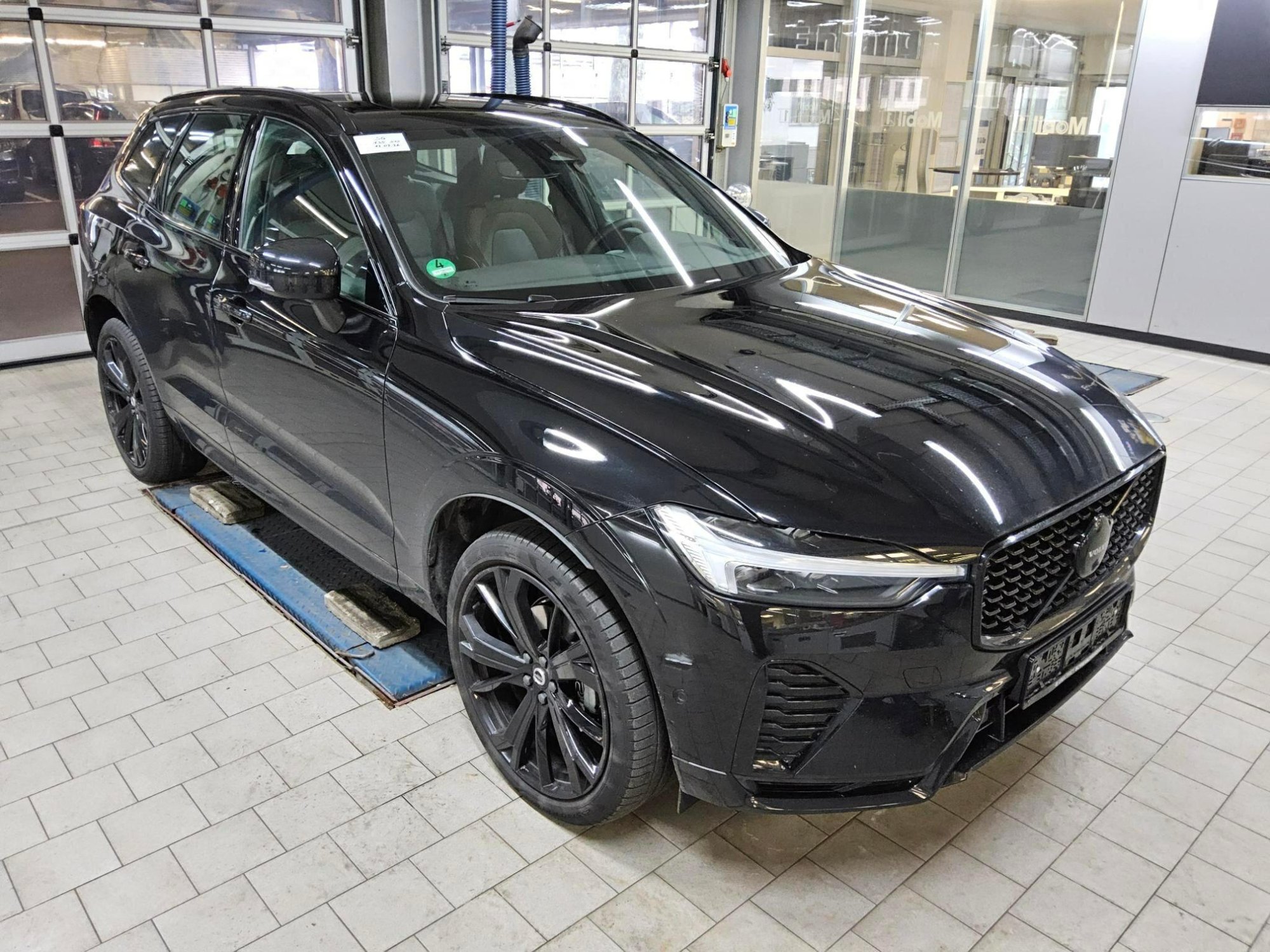 Volvo XC60 B5 Black Edition Plus - Petrol - Automatic - 250 hp - 12.902 km