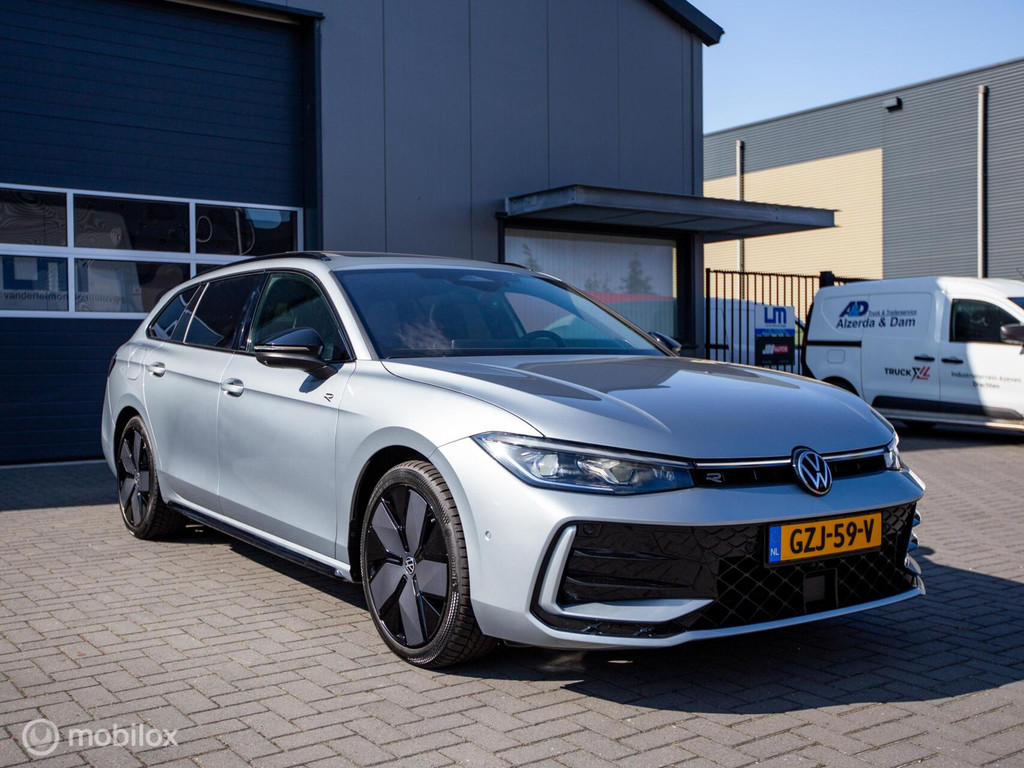 Volkswagen Passat Variant 1.5 eTSI R-Line - Petrol - Automatic - 150 hp - 54.072 km