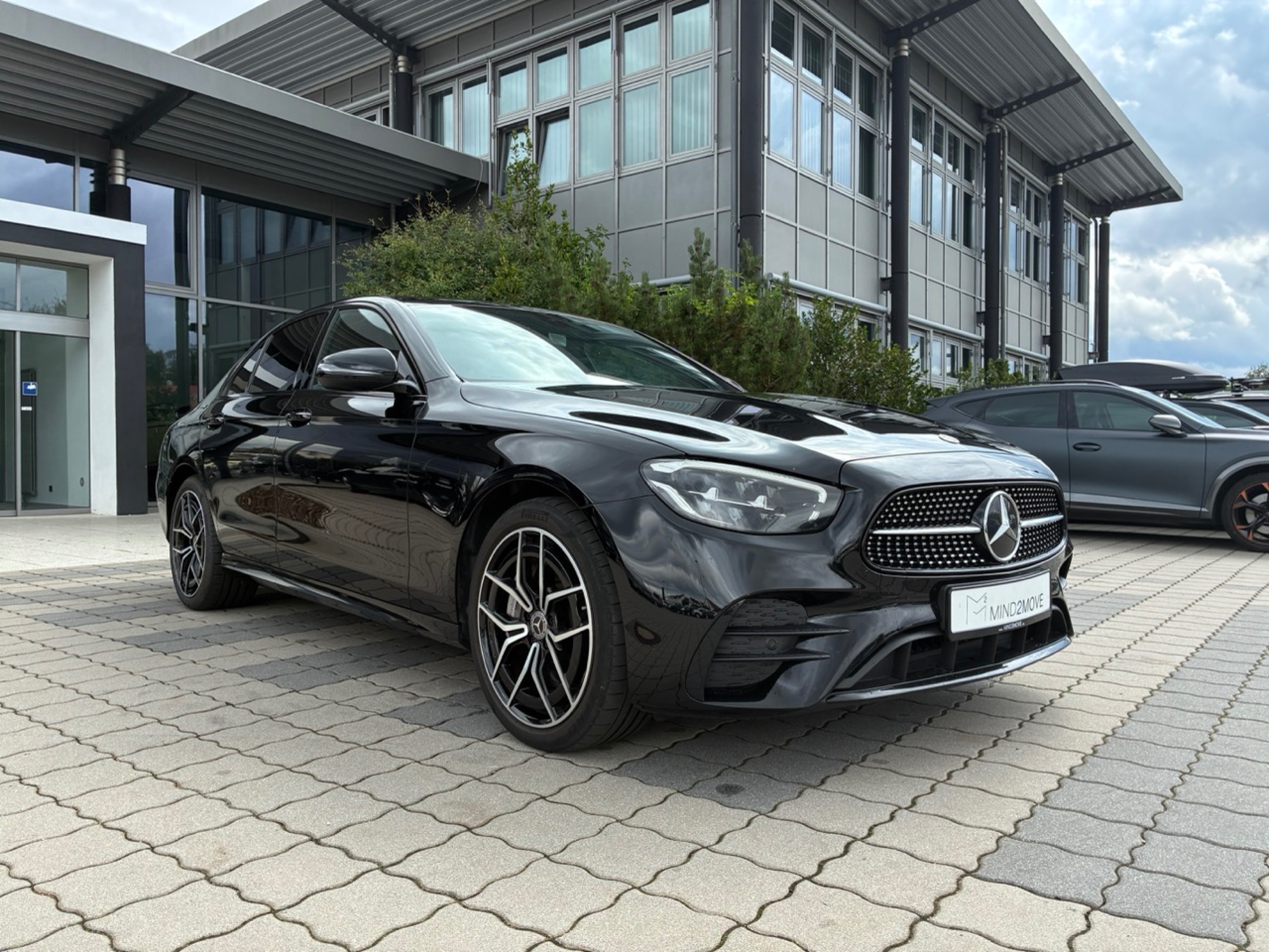 Mercedes-Benz E 300e AMG Line - Hybrid - Automatic - 211 hp - 81.500 km