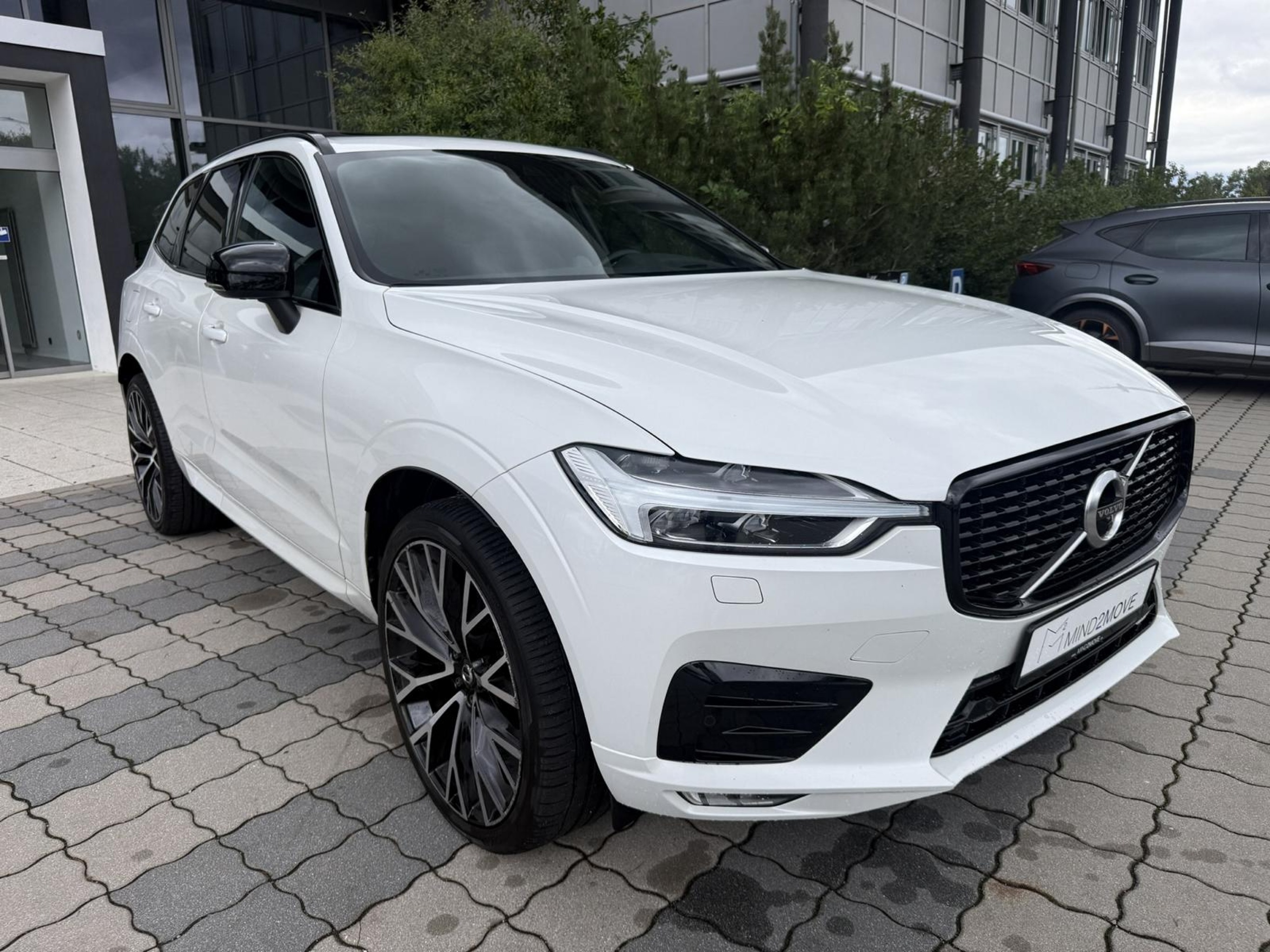 Volvo XC60 B4 R-Design - AWD - Diesel - Automatic - 197 hp - 113.900 km