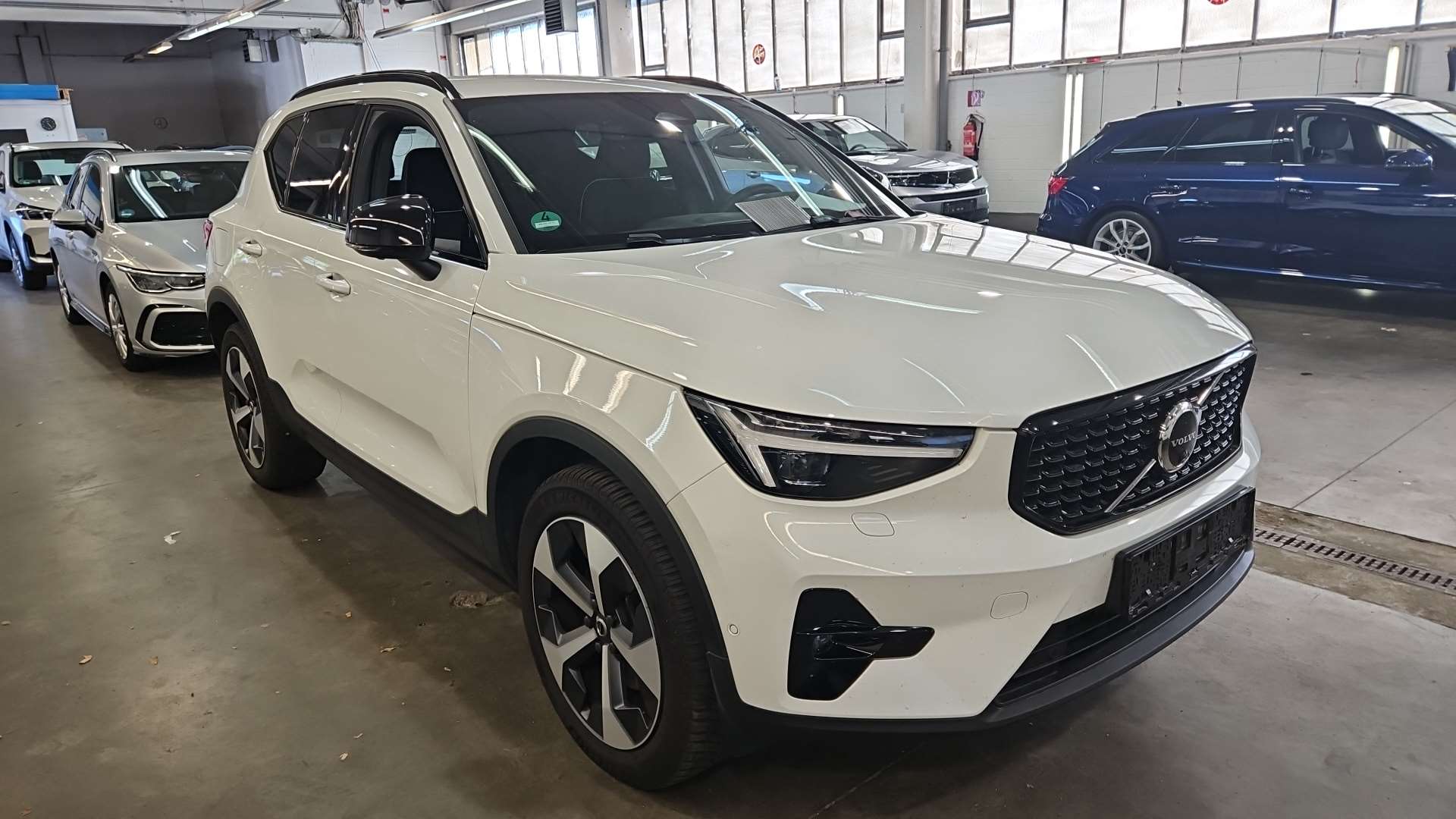 Volvo XC40 B3 Plus Dark - Petrol - Automatic - 163 hp - 27.697 km