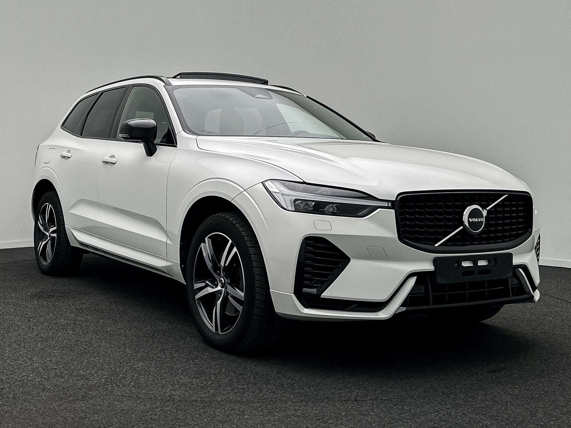 Volvo XC60 T6 R-Design - AWD - Hybrid - Automatic - 253 hp - 162.619 km