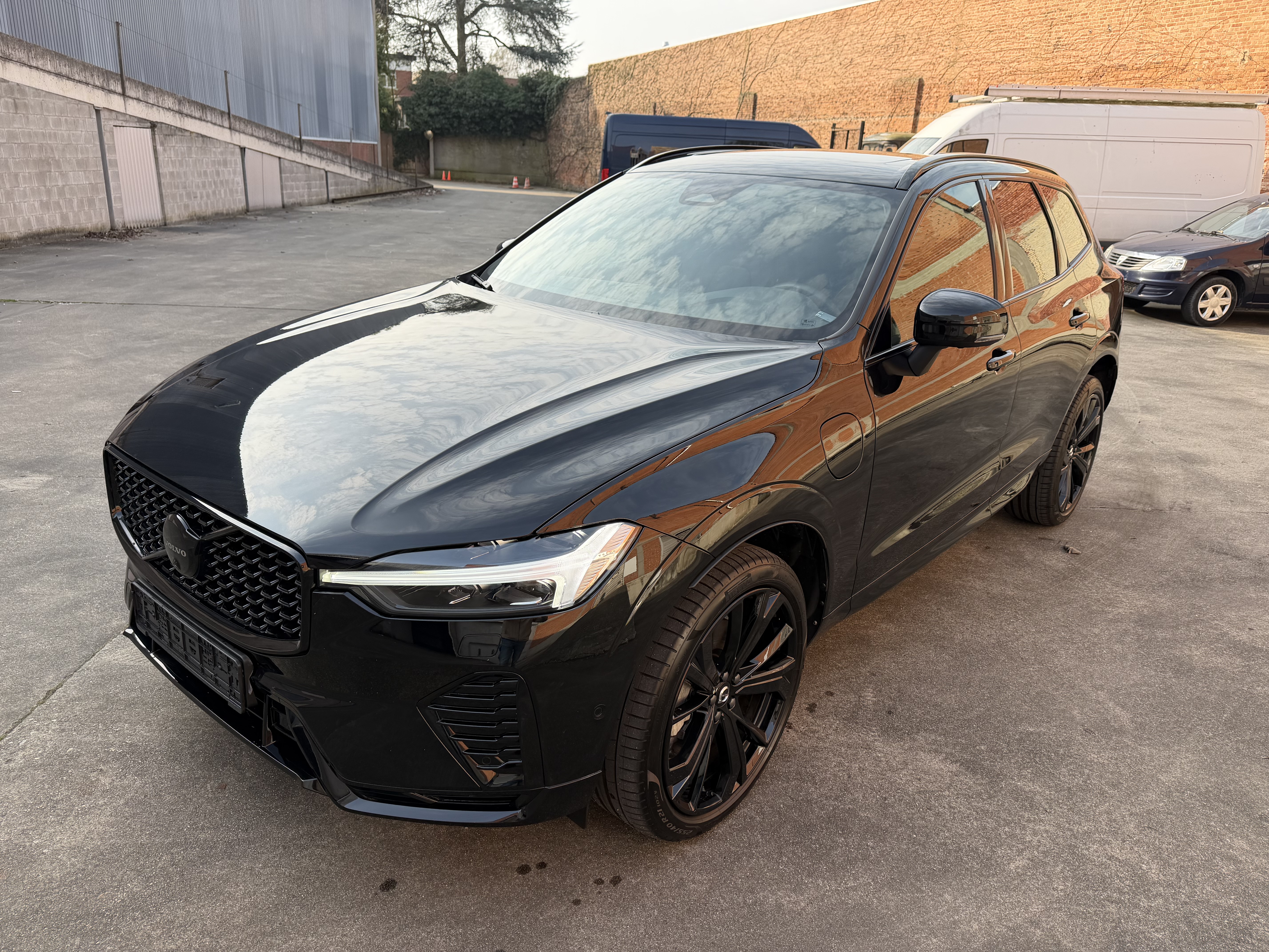 Volvo XC60 T6 Black Edition Plus - AWD - Hybrid - Automatic - 253 hp - 25.353 km