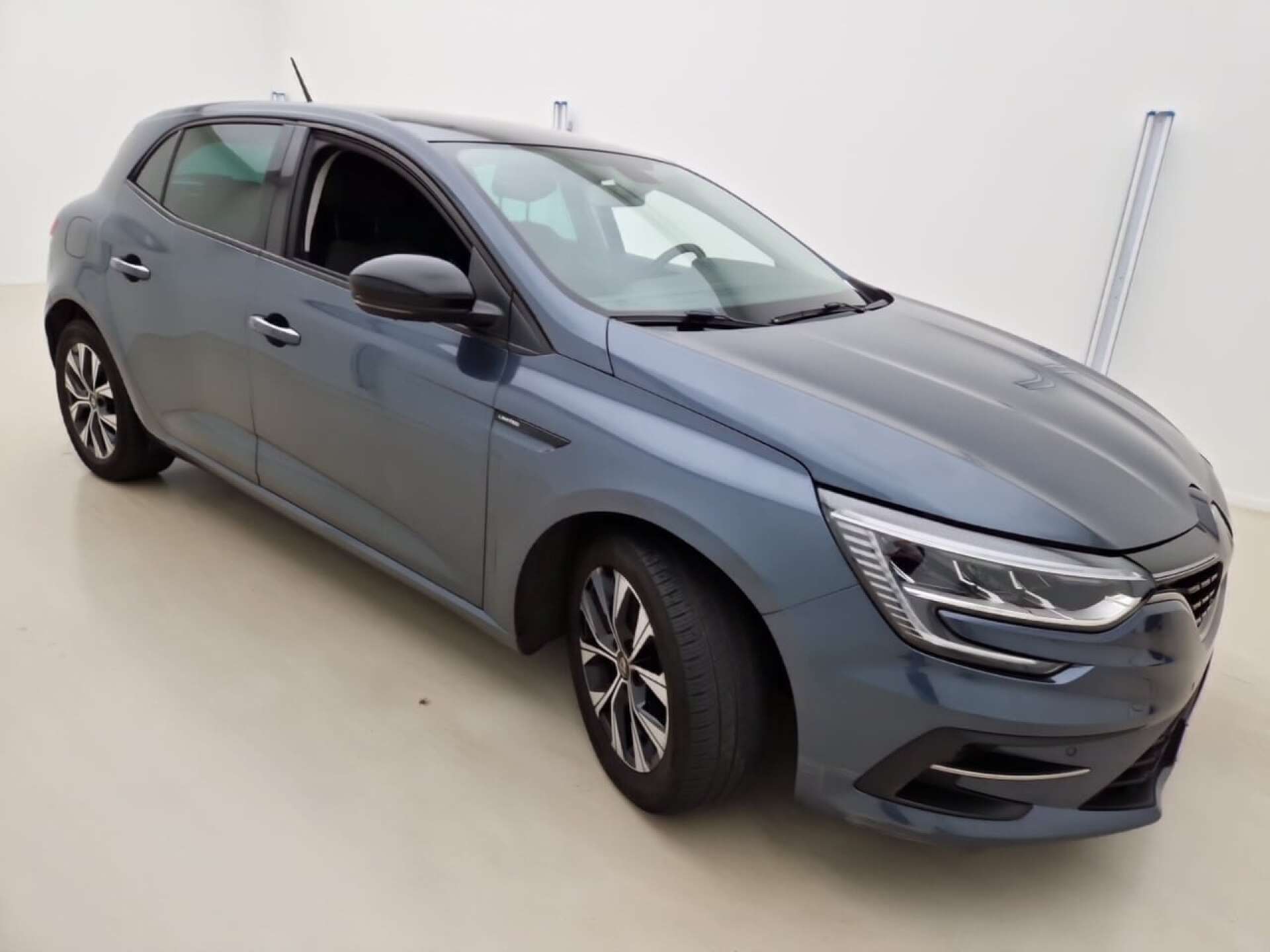 Renault Megane 1.3 TCe Limited - Petrol - Manual - 140 hp - 71.235 km