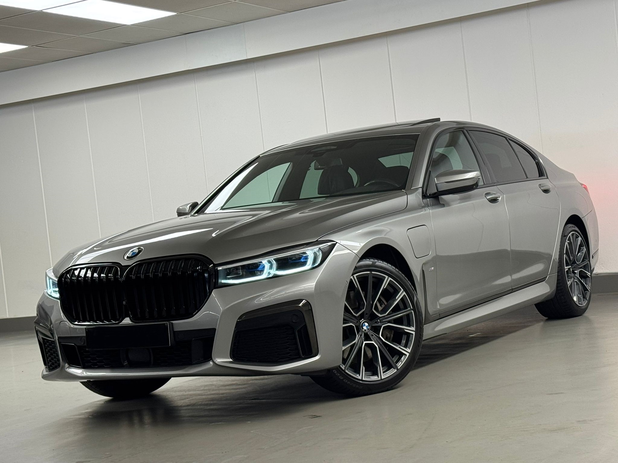 BMW 7 Series 745e M Sport - Hybrid - Automatic - 286 hp - 138.466 km