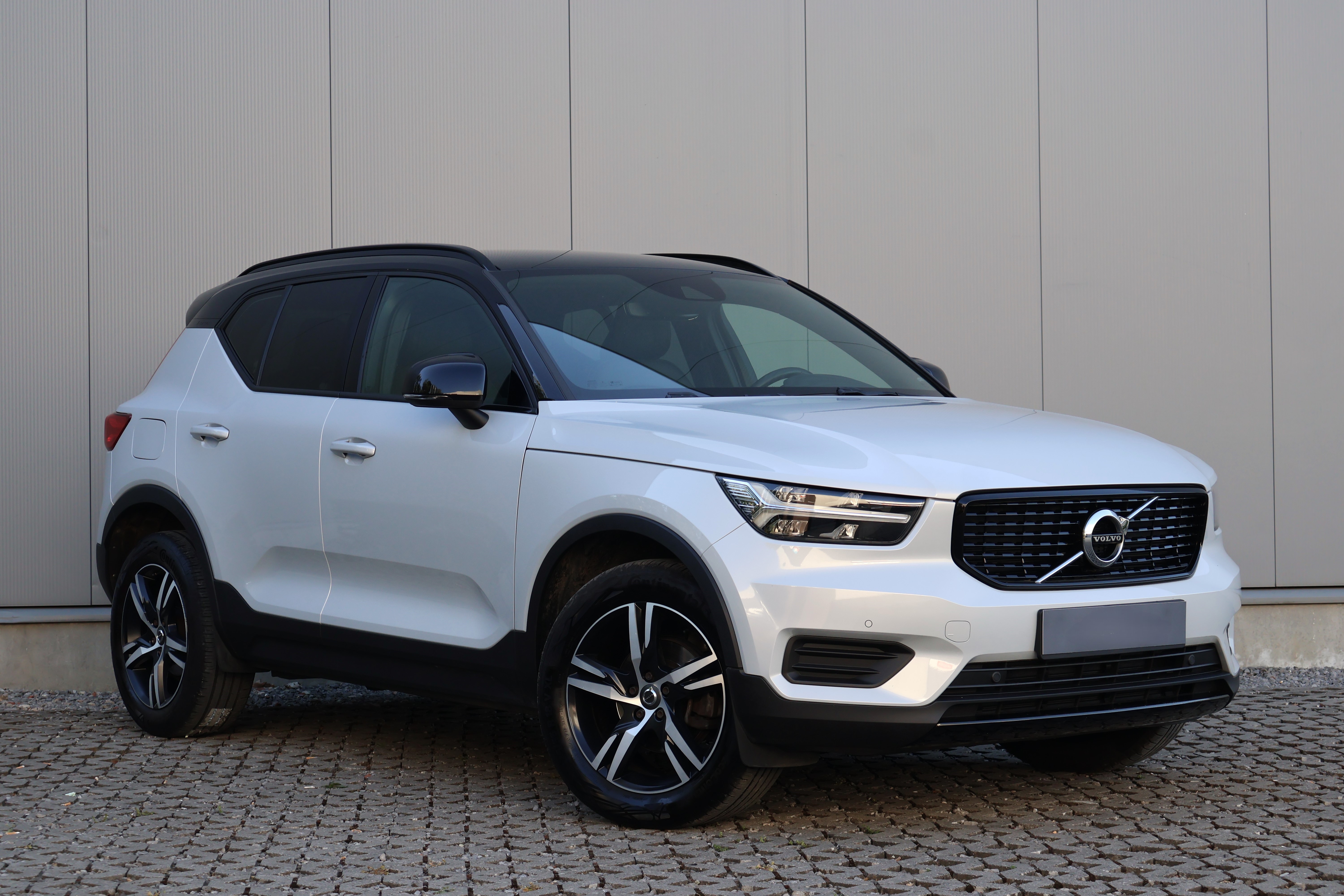 Volvo XC40 1.5 T3 R-Design - Petrol - Automatic - 163 hp - 76.943 km