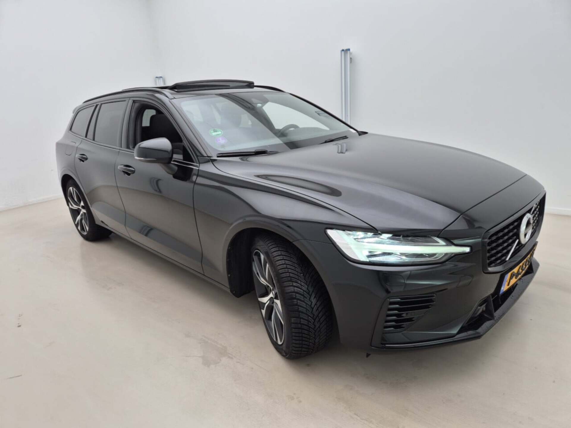 Volvo V60 T6 Plus Dark - AWD - Hybrid - Automatic - 253 hp - 88.068 km