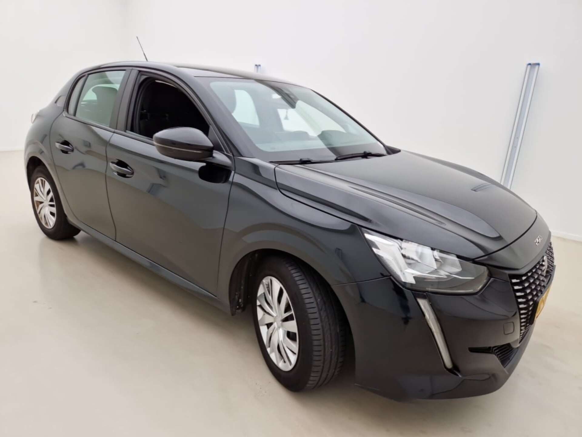 Peugeot 208 1.2i Active - Petrol - Manual - 75 hp - 93.493 km