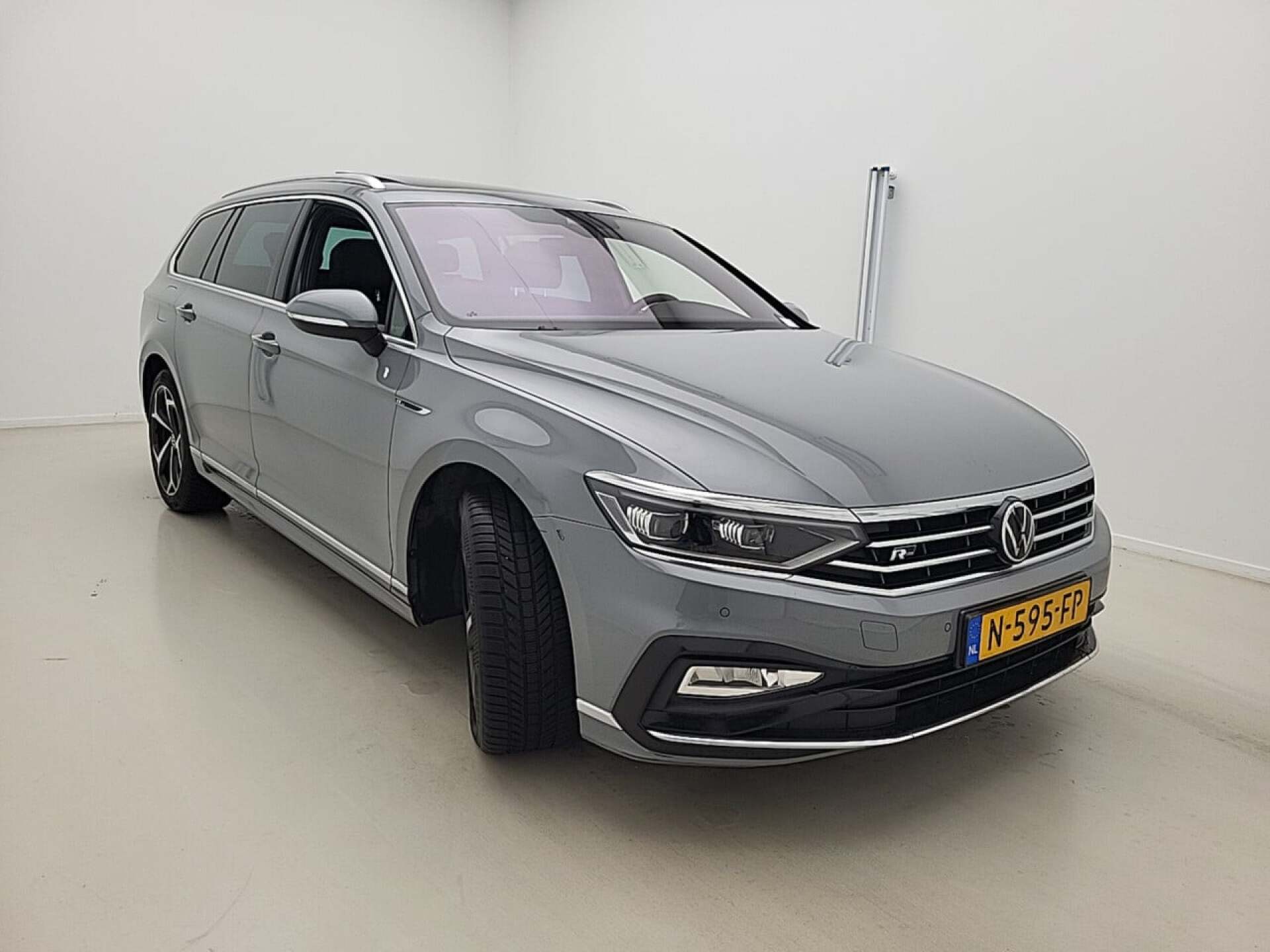 Volkswagen Passat Variant 1.5 TSI R-Line - Petrol - Automatic - 150 hp - 160.565 km