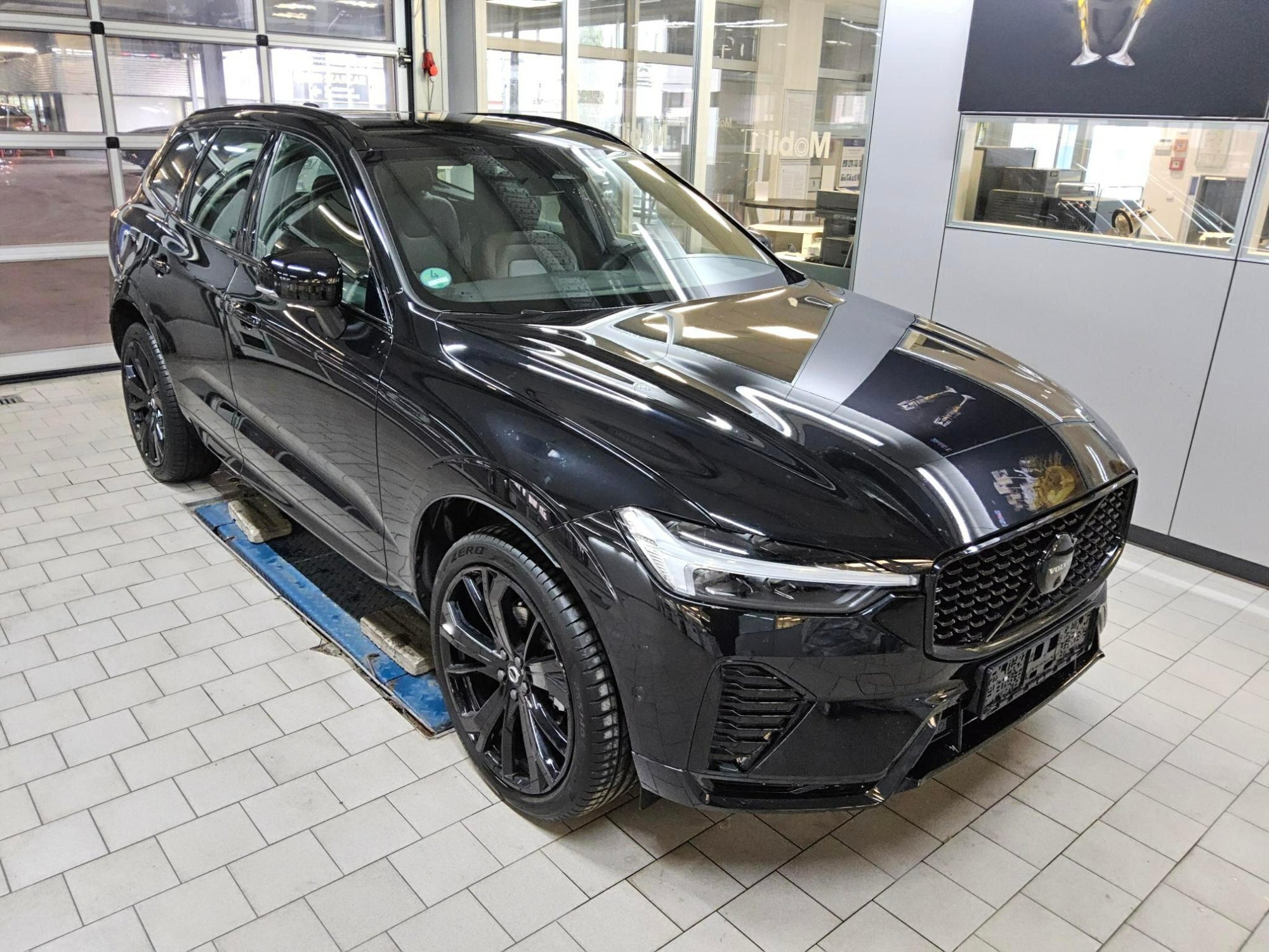 Volvo XC60 B5 Black Edition Plus - AWD - Petrol - Automatic - 250 hp - 17.686 km