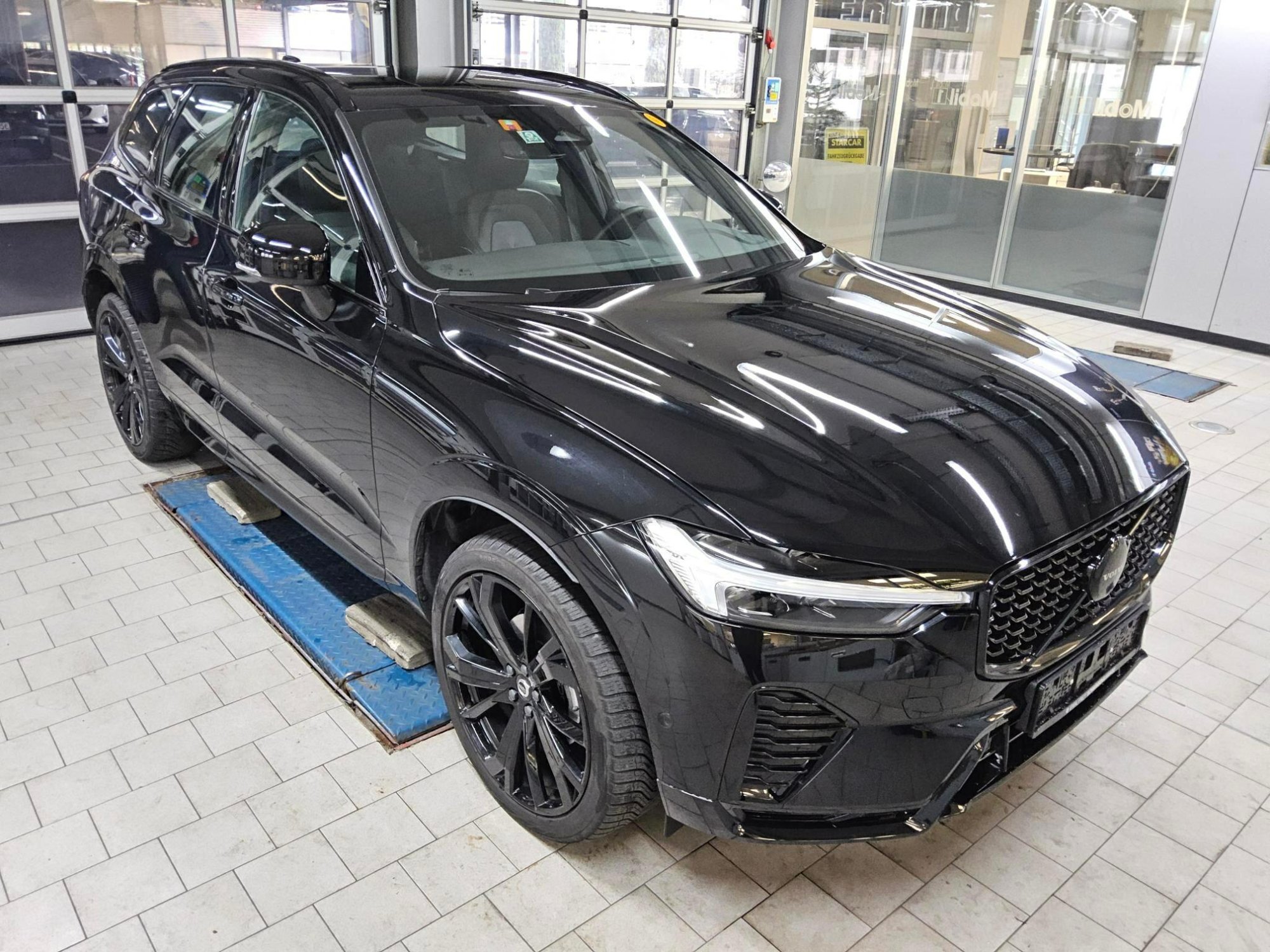 Volvo XC60 B5 Black Edition Plus - AWD - Petrol - Automatic - 250 hp - 14.808 km