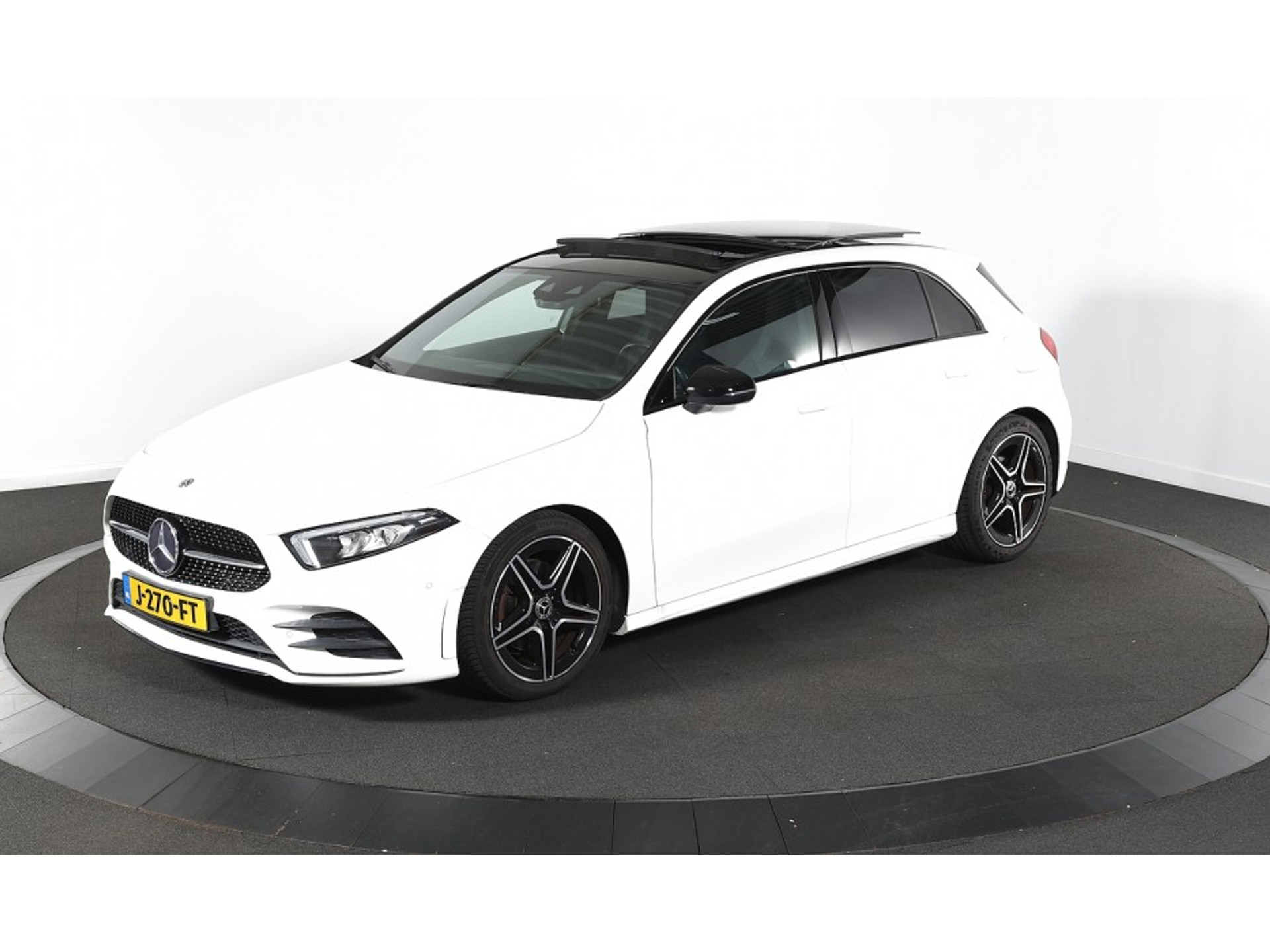 Mercedes-Benz A 180 Business Solution AMG - Petrol - Automatic - 136 hp - 84.373 km