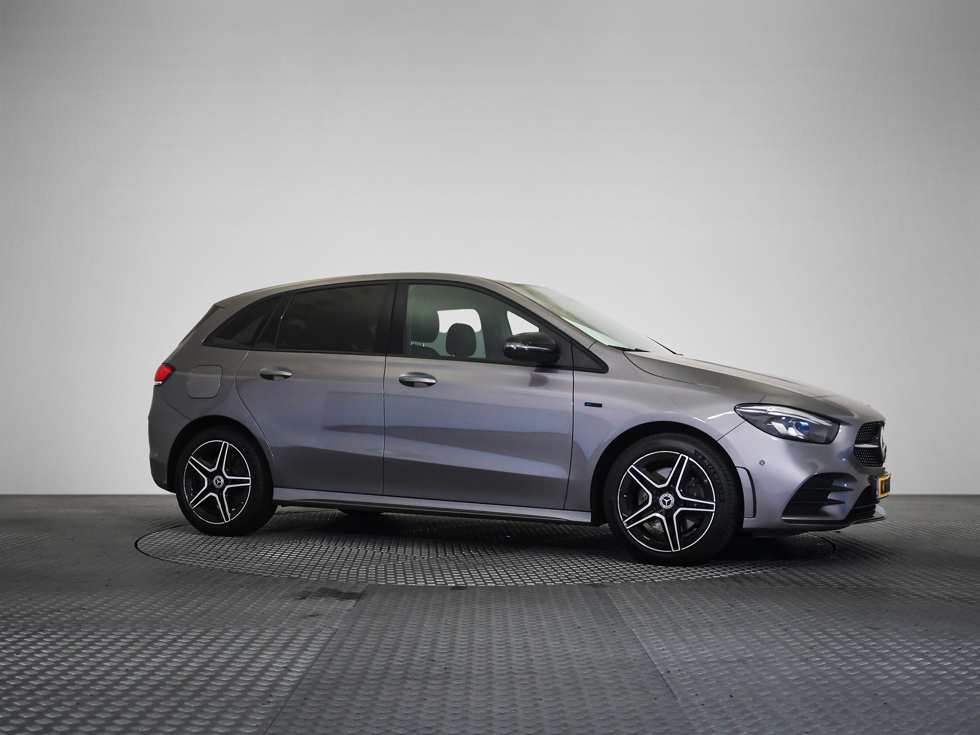 Mercedes-Benz B 250e Business Solution AMG - Hybrid - Automatic - 160 hp - 105.984 km