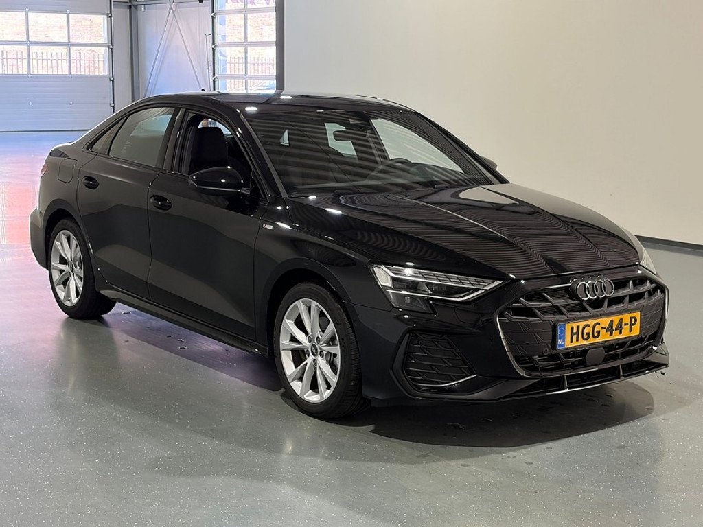 Audi A3 30 TFSI S Edition - Petrol - Automatic - 116 hp - 8.328 km