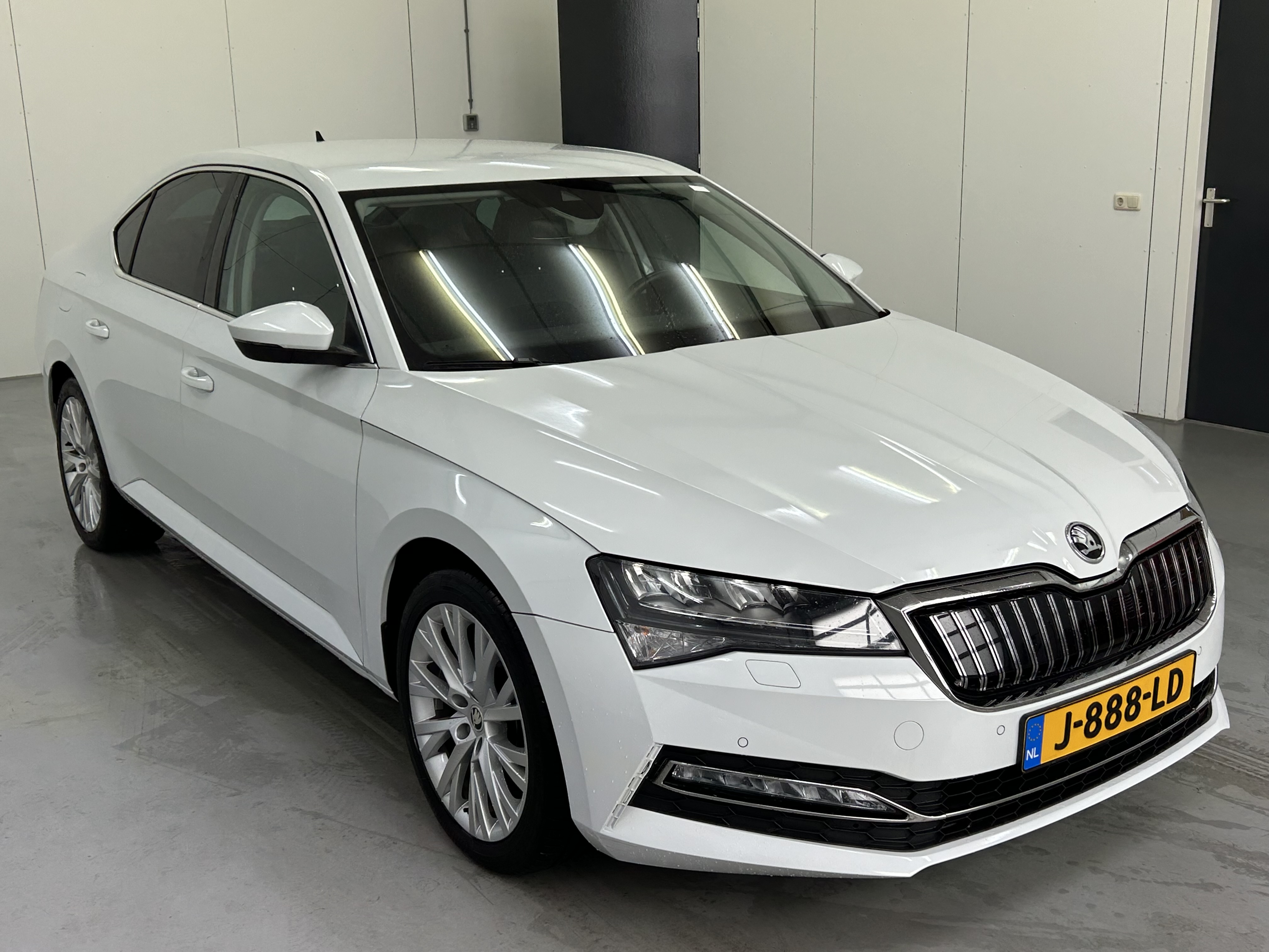 Skoda Superb 1.4 TSI Business Plus - Hybrid - Automatic - 156 hp - 182.936 km