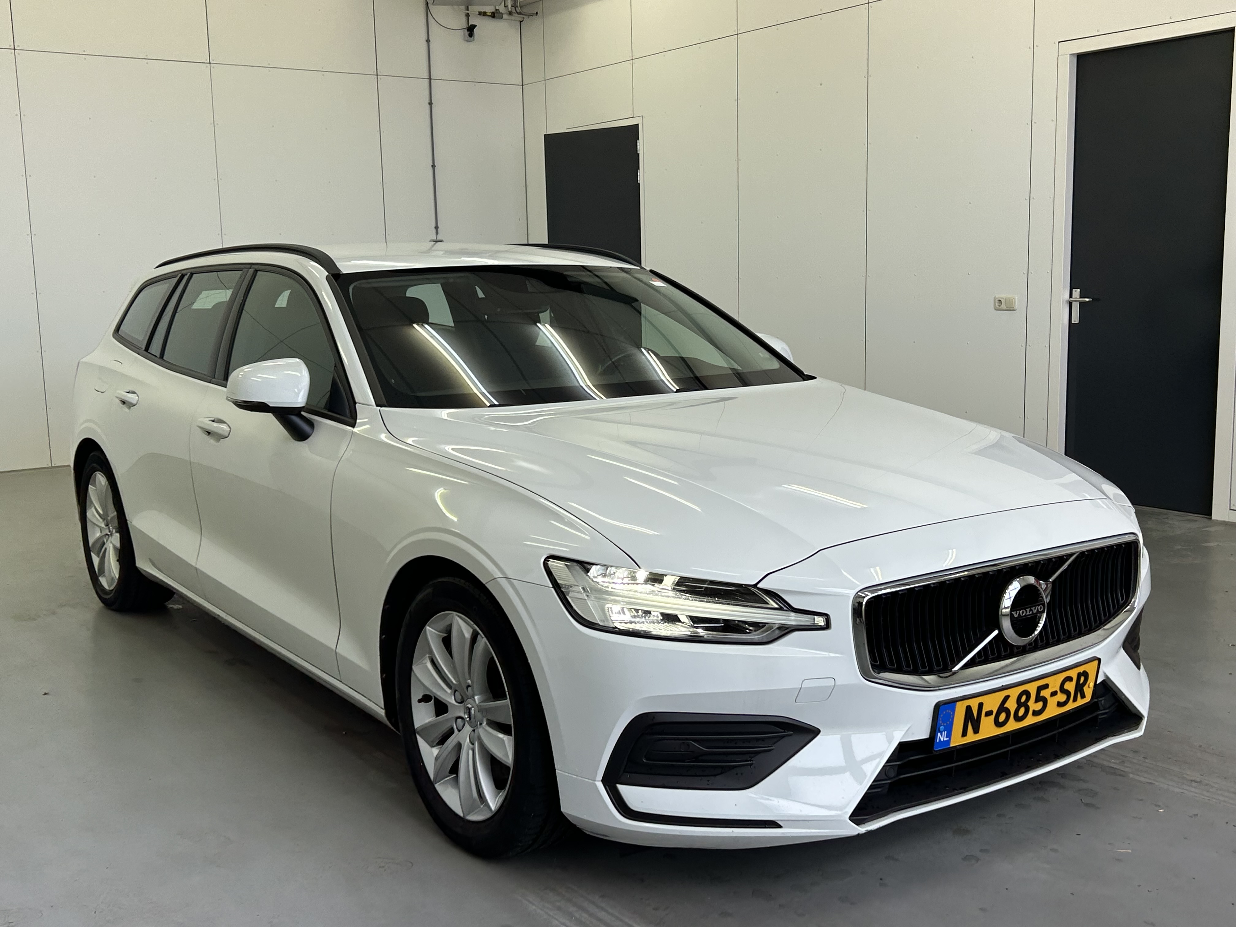 Volvo V60 B3 Momentum - Hybrid - Automatic - 163 hp - 162.452 km