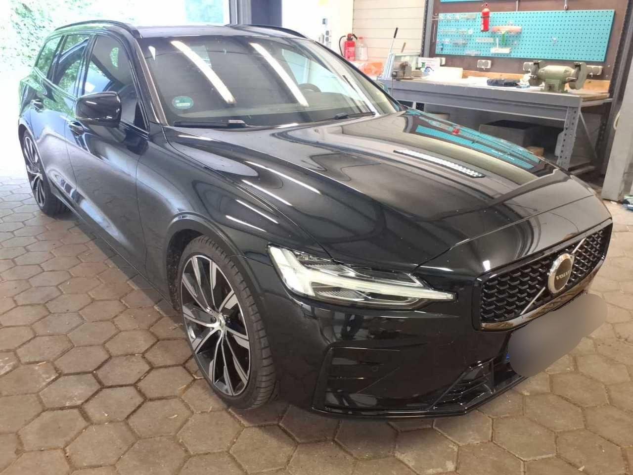 Volvo V60 B4 Plus Dark - Petrol - Automatic - 197 hp - 14.579 km