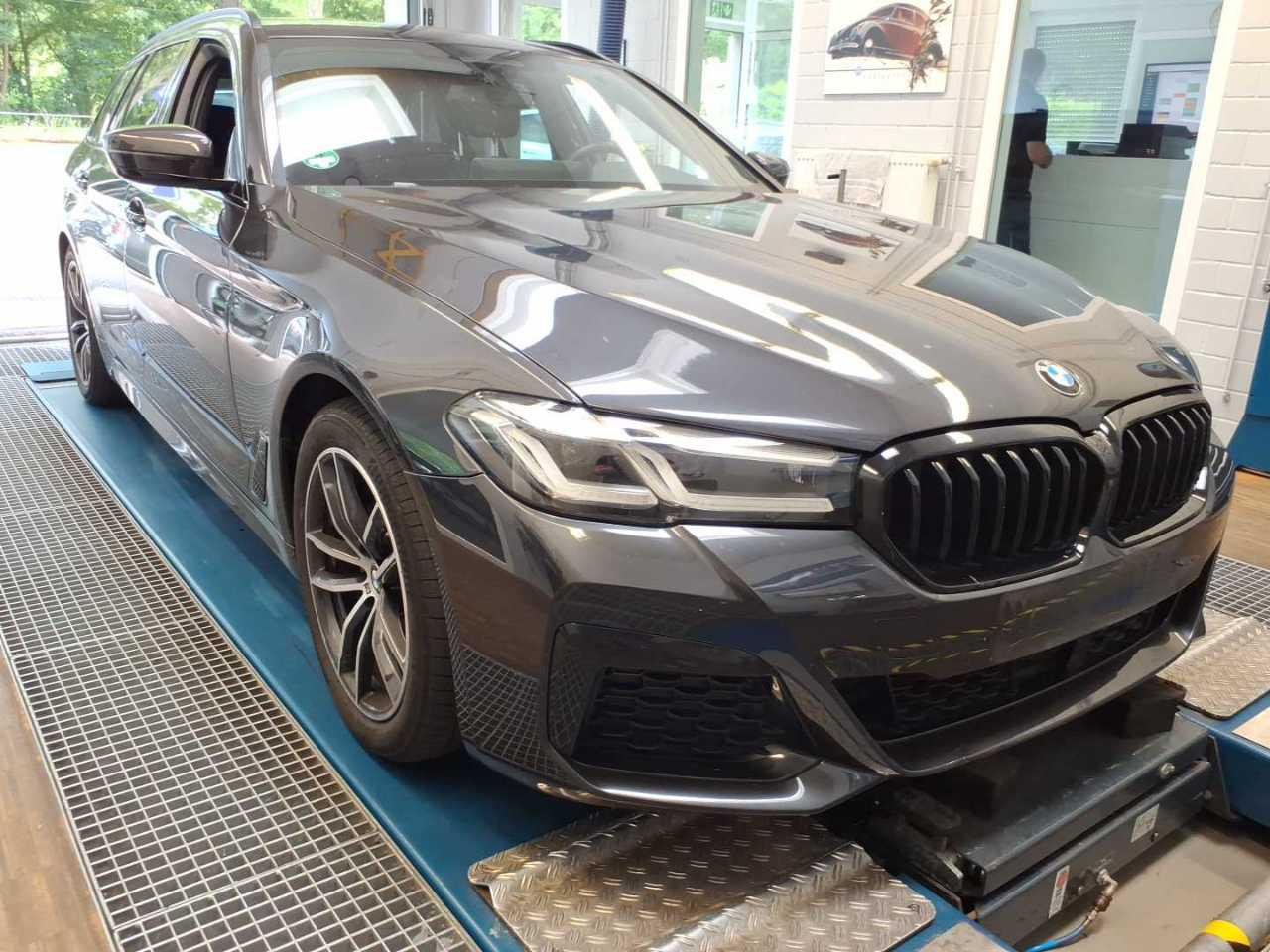BMW 5 Series Touring 520d - Diesel - Automatic - 190 hp - 65.507 km