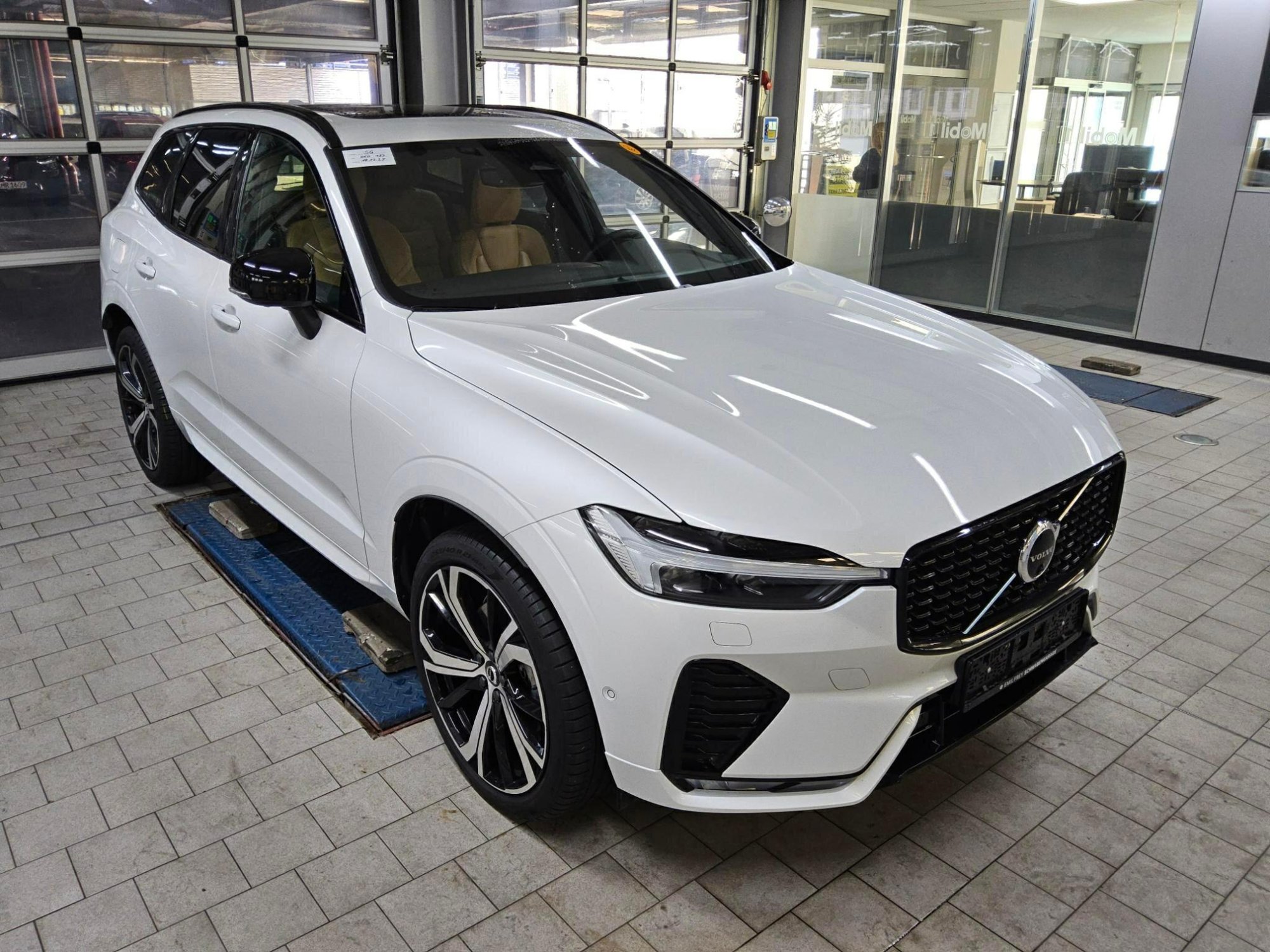 Volvo XC60 B5 Plus Dark - AWD - Petrol - Automatic - 250 hp - 26.116 km